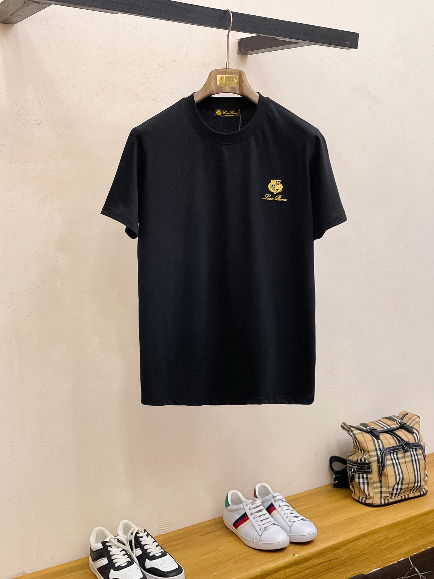 NO:122669,LP high-end fabric, silky silky like jade silk. The new spring and summer 2025 new product is launched in the market, fashionable classic round neck short-sleeved fashion item design, more fashionable and comfortable, high-standard customization, very stylish upper body, classic LOGO Customer-supplied auxiliary materials, customer-supplied imported high-end fabric with very delicate texture, exquisite details and exquisite craftsmanship, extremely shaping item, can be matched with any fashion, super good style, a must-have item for trendy men Size M-XXXL Color black. White, loro piano, T-shirt, alexander wang19860909LP 高定面料 玉蚕丝般的丝滑 2025春夏新品上市时尚经典圆领短袖时尚单品设计,更加时尚舒适,高标准定制,上身非常有型,经典LOGO 客供辅料,客供进口高档面料质感非常细腻,细节工艺精湛考究,塑造性极高的一款单品,任何时装都可以搭配,版型超级好 潮男必备单品 尺码M-XXXL 颜色黑. 白,,loro piana,T-shirt,alexander wang,Men's clothing