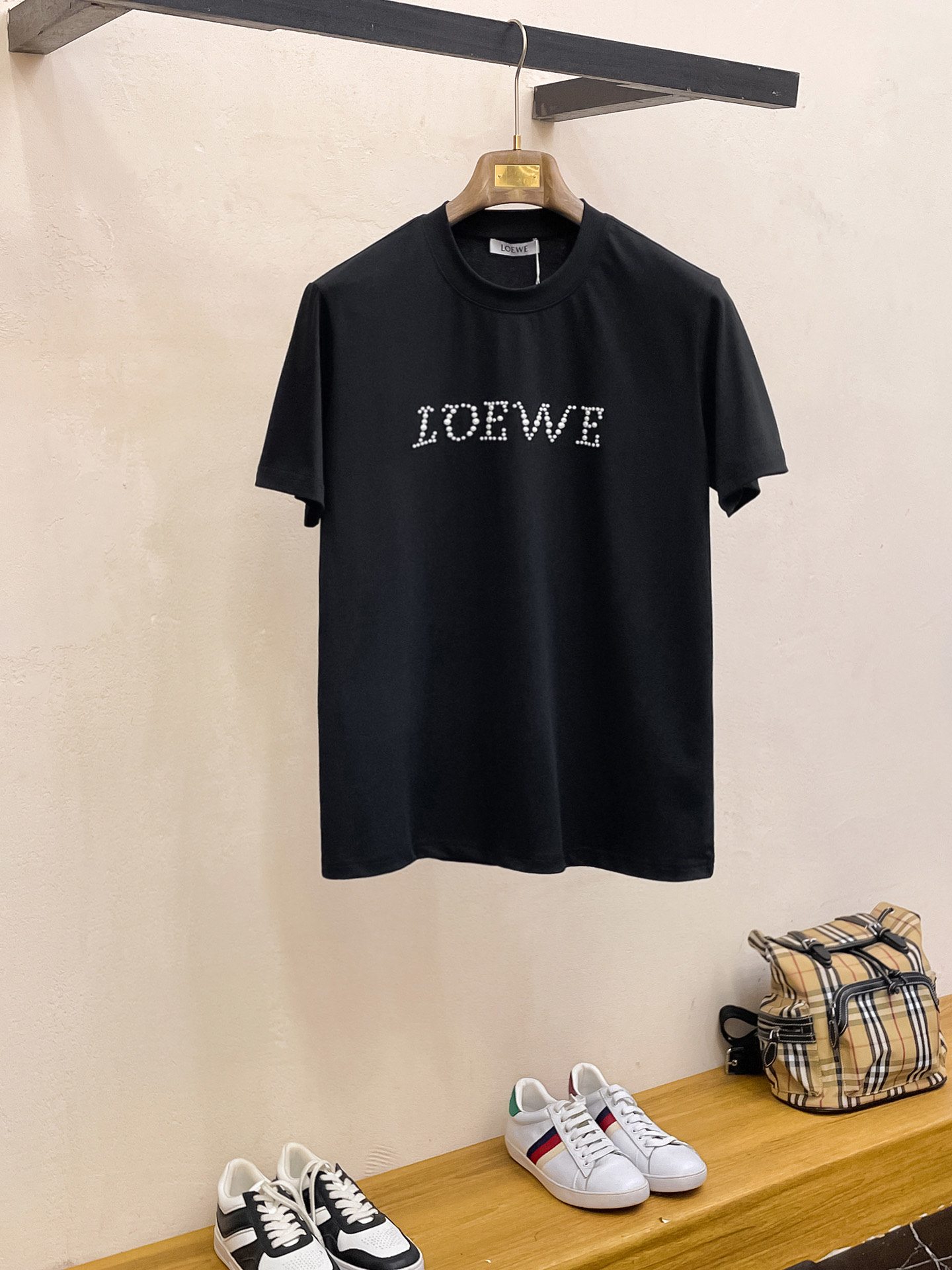 NO:122694,Luo Yiwei Haute Clothing Fabrics, Jade Silk-like Slim, 2025 Spring and Summer New Products are launched in the market, fashionable classic round neck short-sleeved fashion item design, more fashionable and comfortable, high-standard new craftsmanship customization, the upper body is very stylish, customer-supplied auxiliary materials, customer-supplied imported high-end fabrics with very delicate texture, exquisite details and exquisite craftsmanship, and extremely shaping items, which can be matched with any fashion, and the style is super good. A must-have item for trendy men Size M-XXXL Color is black. White, loewe, T-shirt, alexander wang19860909罗意威 高定面料 玉蚕丝般的丝滑 2025春夏新品上市时尚经典圆领短袖时尚单品设计,更加时尚舒适,高标准全新工艺定制,上身非常有型, 客供辅料,客供进口高档面料质感非常细腻,细节工艺精湛考究,塑造性极高的一款单品,任何时装都可以搭配,版型超级好 潮男必备单品 尺码M-XXXL 颜色黑. 白,,loewe,T-shirt,alexander wang,Men's clothing