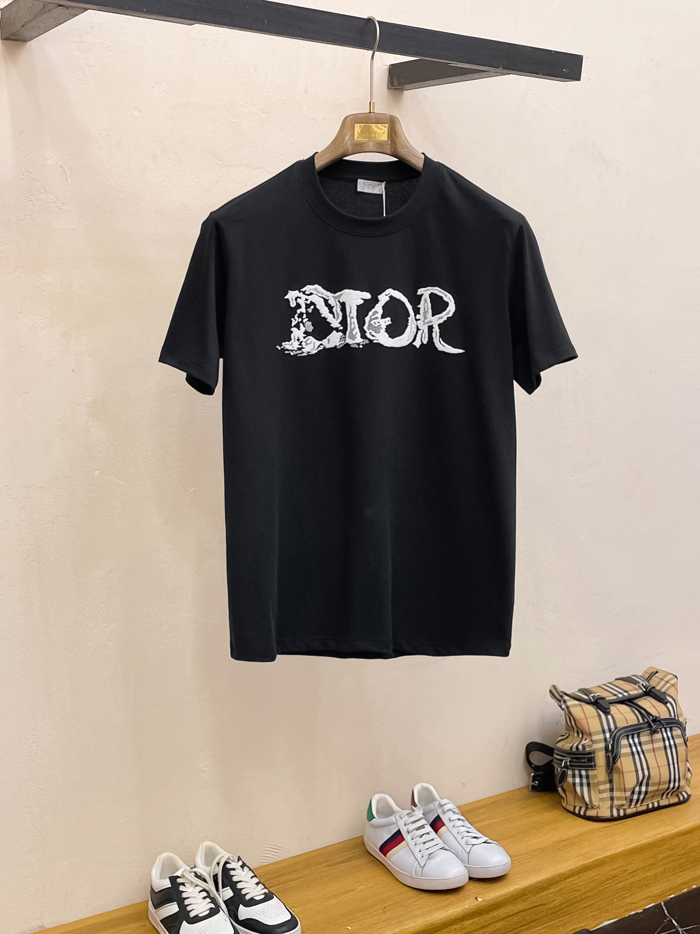 NO:122691,Dior high-end fabric, silky silky like jade silk. The new spring and summer 2025 new products are launched in the market, fashionable classic round neck short-sleeved fashion item design, more fashionable and comfortable, high-standard customization, very stylish upper body, customer-supplied auxiliary materials, customer-supplied imported high-end fabric with very delicate texture, exquisite details and exquisite craftsmanship, extremely shaping item, can be matched with any fashion, super good style, a must-have item for trendy men Size M-XXXL Color black. White, dior, T-shirt, alexander wang19860909迪奥 高定面料 玉蚕丝般的丝滑 2025春夏新品上市时尚经典圆领短袖时尚单品设计,更加时尚舒适,高标准定制,上身非常有型, 客供辅料,客供进口高档面料质感非常细腻,细节工艺精湛考究,塑造性极高的一款单品,任何时装都可以搭配,版型超级好 潮男必备单品 尺码M-XXXL 颜色黑. 白,,dior,T-shirt,alexander wang,Men's clothing