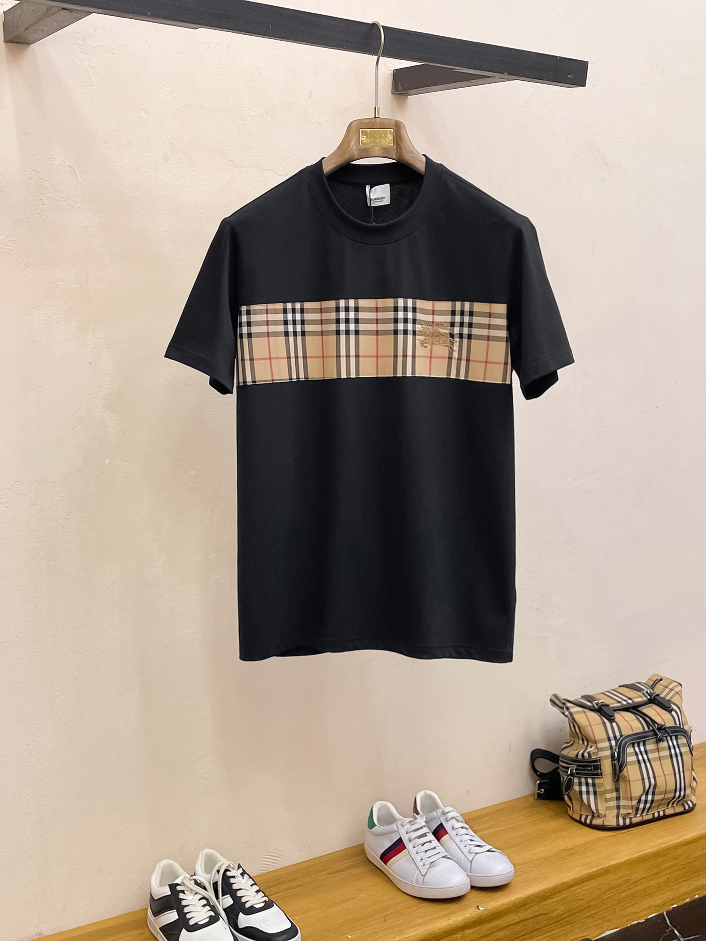 NO:122688,Burberry, haute couture fabric, jade silky silky, new spring and summer 2025 products are launched in the market, fashionable classic round neck short-sleeved fashion item design, more fashionable and comfortable, high-standard customization, very stylish upper body, classic embroidery craftsmanship, customer-supplied auxiliary materials, customer-supplied imported high-end fabric with very delicate texture, exquisite details and exquisite craftsmanship, extremely shaping item, can be matched with any fashion, super good style, a must-have item for trendy men Size M-XXXL Color black. White, burberry, T-shirt, alexander wang19860909巴宝莉 高定面料 玉蚕丝般的丝滑 2025春夏新品上市时尚经典圆领短袖时尚单品设计,更加时尚舒适,高标准定制,上身非常有型,经典刺绣工艺, 客供辅料,客供进口高档面料质感非常细腻,细节工艺精湛考究,塑造性极高的一款单品,任何时装都可以搭配,版型超级好 潮男必备单品 尺码M-XXXL 颜色黑. 白,,burberry,T-shirt,alexander wang,Men's clothing