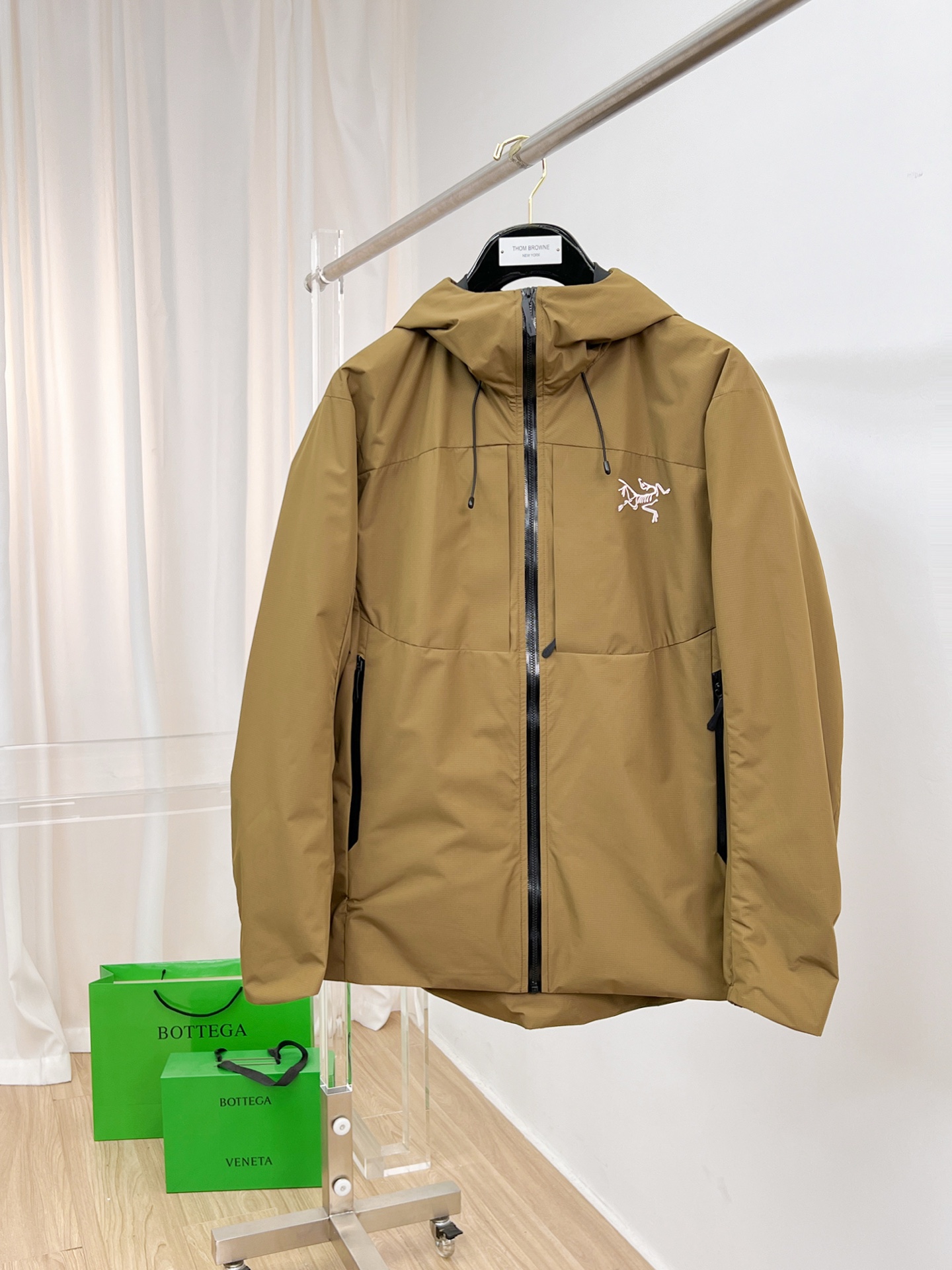 NO:126250,New products for spring, Archaeopteryx, new light and hard shell jacket, versatile outdoor style for men and women, using original GORE-TEX technology fabric, all details and accessories are synchronized, gtx material is tightly protected from wind!  It is not easy to get dirty, and it is worry-free to take care of it!  This style is very good, with a large front piece and a pocket glue-pressure design. The workmanship is quite neat. You can't find a thread splicing, and it looks very high-end and high-end. It is equipped with original pull-outs and has an adjustment buckle on the hem, which is convenient for adjustment!  Size M-3XL, arc'teryx,alexander wang19860909开春新品 始祖鸟 新款轻薄硬壳冲锋衣 百搭户外男女同款 采用原厂GORE-TEX科技面料 细节辅料全部同步gtx材质严密防风！不易脏污,打理起来也很省心！这款版型上身很赞,大身前片,口袋压胶设计,做工相当工整,找不到一丝线头拼接,看上去就很高端上档次,客供原版拉头,下摆也有调节扣,方便调节！ 尺码M-3XL,arc'teryx,alexander wang,Men's clothing