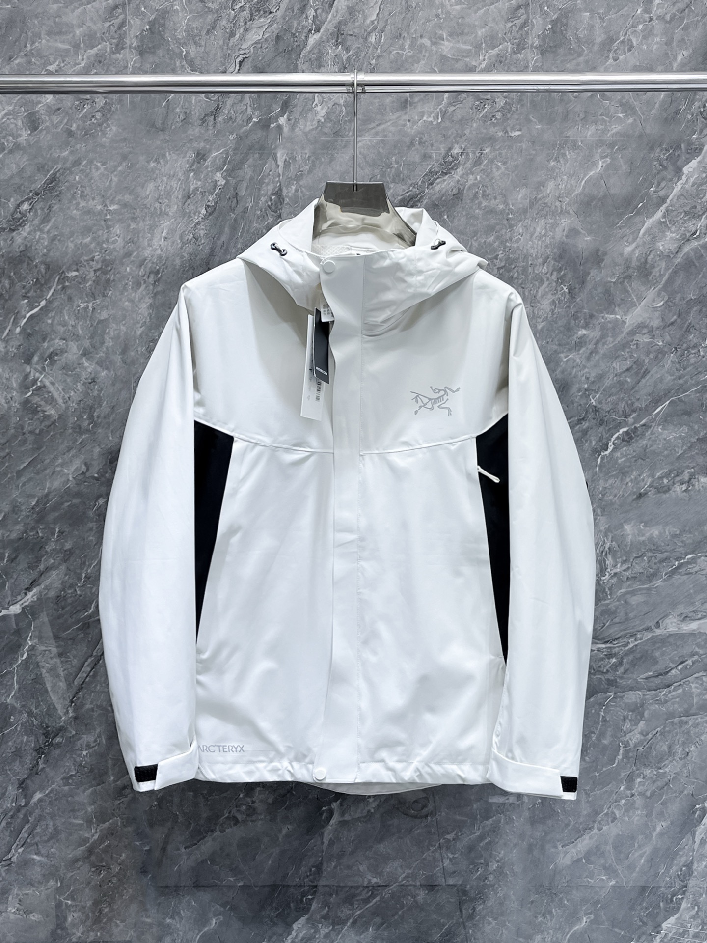 NO:123002,New products for spring, Archaeopteryx, new light and hard shell jacket, versatile outdoor style for men and women, using original GORE-TEX technology fabric, all details and accessories are synchronized, gtx material is tightly protected from wind!  It is not easy to get dirty, and it is worry-free to take care of it!  This style is very good, with a large front piece and a pocket glue-pressure design. The workmanship is quite neat. You can't find a thread splicing, and it looks very high-end and high-end. It is equipped with original pull-outs and has an adjustment buckle on the hem, which is convenient for adjustment!  Size L-4xl,arc'teryx,alexander wang19860909开春新品 始祖鸟 新款轻薄硬壳冲锋衣 百搭户外男女同款 采用原厂GORE-TEX科技面料 细节辅料全部同步gtx材质严密防风！不易脏污,打理起来也很省心！这款版型上身很赞,大身前片,口袋压胶设计,做工相当工整,找不到一丝线头拼接,看上去就很高端上档次,客供原版拉头,下摆也有调节扣,方便调节！ 尺码L-4xl,arc'teryx,alexander wang,Men's clothing