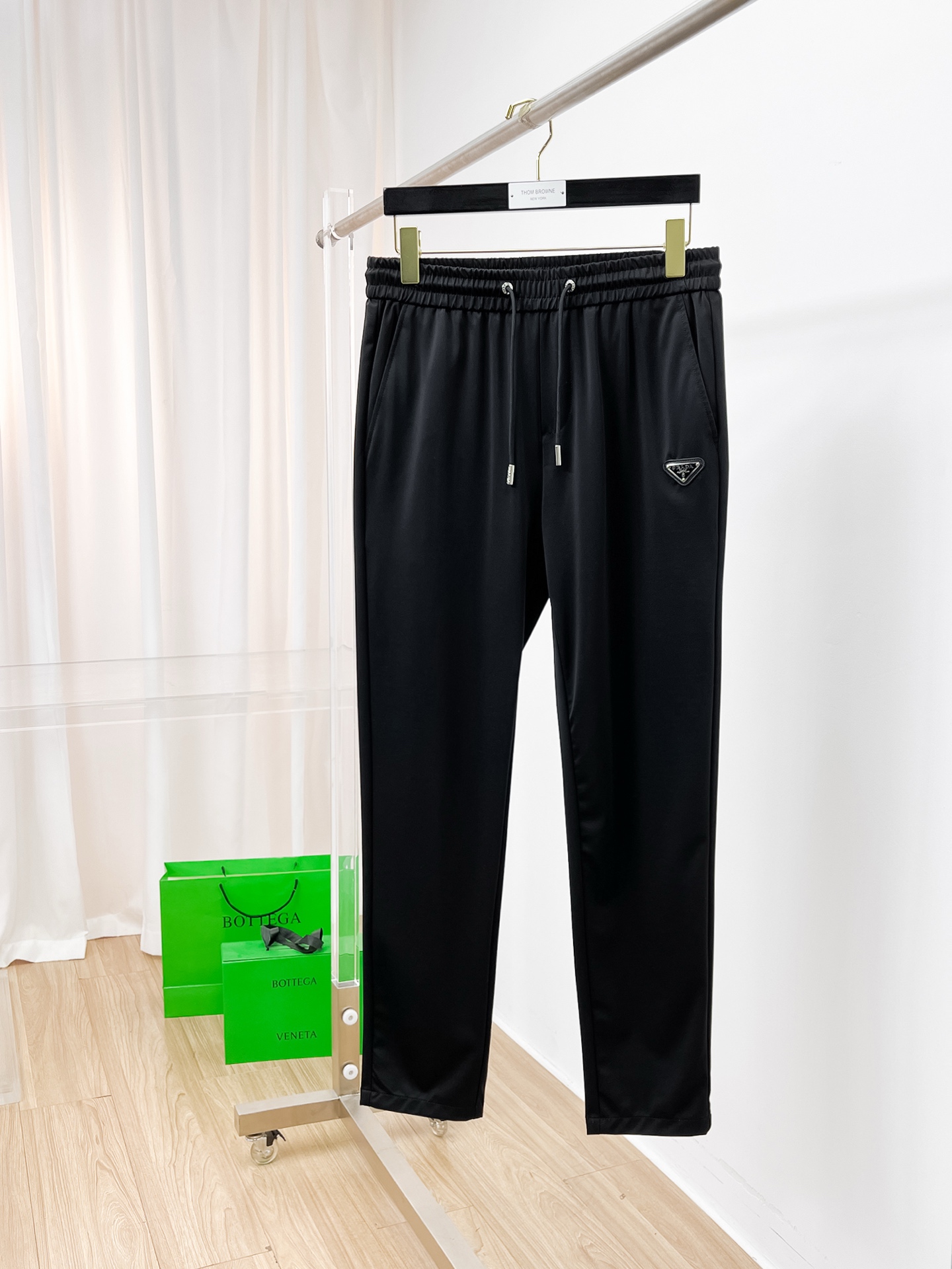 NO:450796,Prada Spring and Summer Hot Products are coming!  Solid color casual pants, specially provided fabrics. All civil servants/office workers/broad spectrum people are available. The complete set of the latest hang tags/responsive MILANO classic main mark!  Original Italian flavor!  Integrated locked edges and wraps!  Code number m-4xl, prada, alexander wang19860909普拉达 春夏 爆款来袭！纯色休闲裤,特供面料. 公务员/上班族/广谱人群均可.全套最新款吊牌/延用MILANO经典主唛！原汁原味的意大利制造风味！一体化锁边包边！码数m-4xl,,prada,alexander wang,Men's clothing