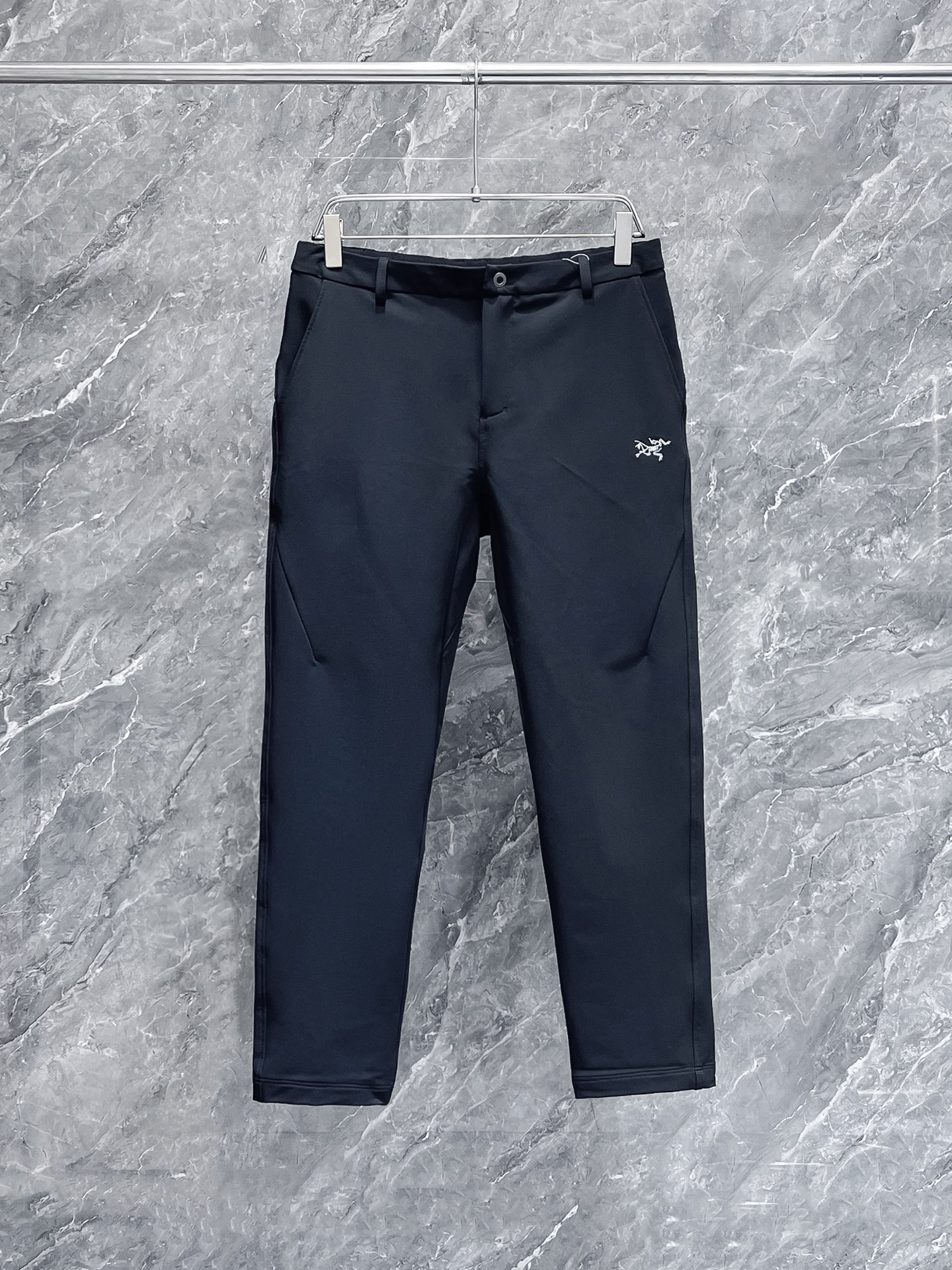 NO:126253,New product for spring ARC’TERYX —Archaeau Bird outdoor windproof and breathable winter men’s soft shell pants!  Seamless design High-heat bird home outdoor functional wind 3D three-dimensional slim fitting cut, high-definition outdoor functional fabric! The cloth surface is very solid! The tear resistance is very strong! The comfort is really nothing to say. Men's soft shell trousers Lightweight and wear-resistant soft shell trousers, these trousers are deeply influenced by climbing DNA. As one of the trousers for hiking and backpacking, it has a variety of functions and can always adapt to your changing needs. Durable soft shell fabric is windproof, water-proof, and elastic fabric with splicing and tailoring technology allows you to move freely, size m-3xl is small, order to report waist circumference or height and weight,, jil sanderarc'teryx, backpacks, alexander wang19860909开春新品 ARC‘TERYX —始祖鸟户外防风透气冬季男士软壳裤！无缝设计 高热度鸟家户外机能风3D立体修身裁剪,高定户外机能面料 !布面非常扎实!抗撕裂效果很强悍!舒适感真心没话说 男子软壳长裤 轻量、耐磨的软壳长裤, 这款裤子深受攀登DNA影响, 作为徒步和背包旅行的裤装之一,具有多样功能,总能适应你不断变化的需求.耐用的软壳面料防风、防泼水、.弹力面料搭配拼接剪裁工艺,让你活动自如, 码数 m-3xl 偏小 下单报腰围或者身高体重,,jil sanderarc'teryx,backpacks,alexander wang,Men's clothing