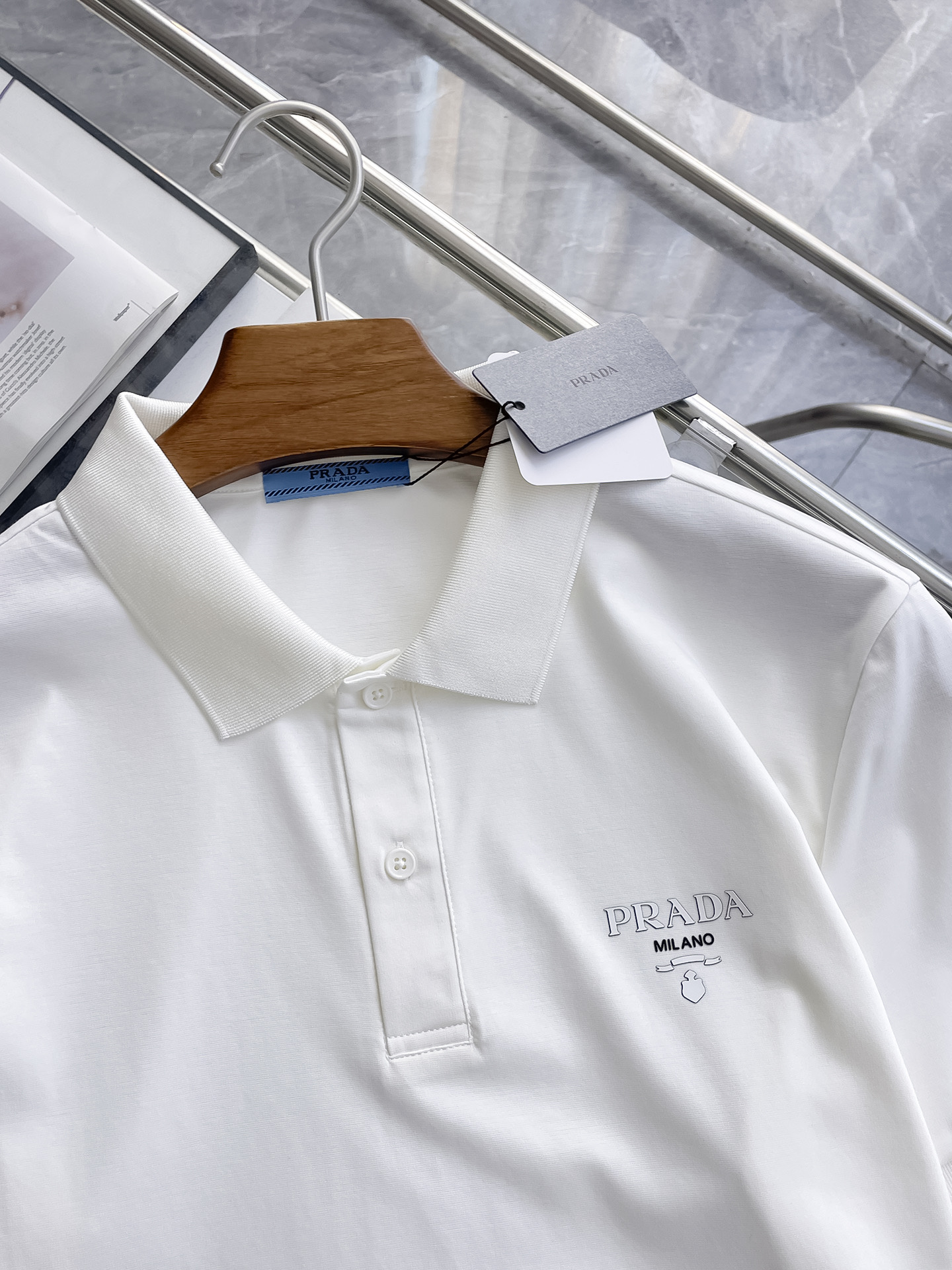 普拉达 高级定制 平纹面料柔软舒适透气2025 夏季 限量款短袖Polo系列𝗦𝗜𝗭𝗘：𝗠-3xl