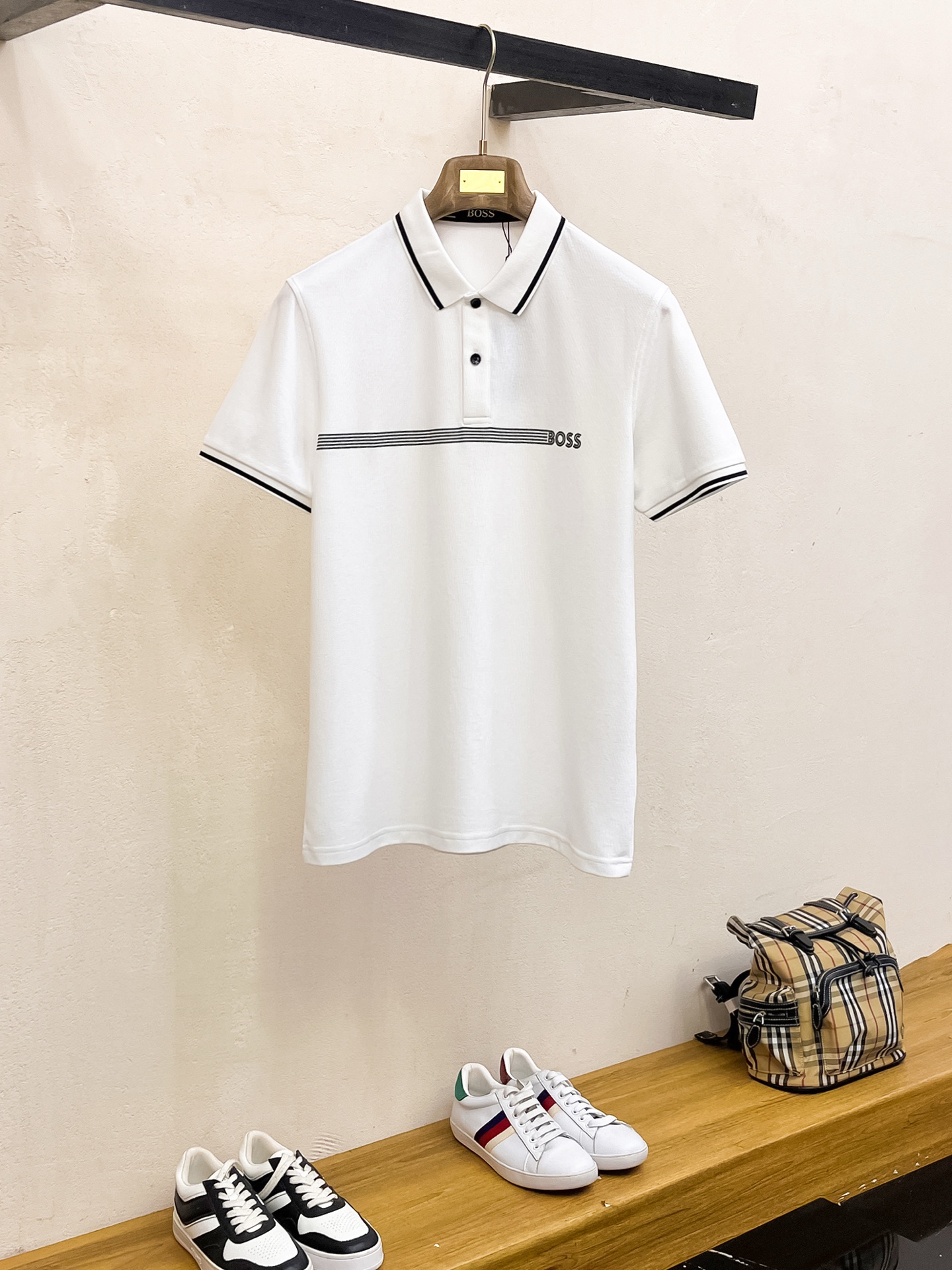 NO:830274,BOSS 2026  The new summer men's lapel polo shirt unlocks Italian elegance. The neckline design is the finishing touch of the entire short sleeve. Simple lines outline a neat shape. The iconic brand logo is presented on the chest with exquisite embroidery technology. It is low-key yet recognizable. Every detail demonstrates the brand's profound heritage and persistent pursuit of the brand. It is made of high-quality fabrics, soft and comfortable, with excellent breathability and delicate touch. Even when worn in the hot summer, you can always stay fresh!  Size M-3XL,,T-shirt,19860909BOSS 2026 夏季新款男士翻领polo衫,解锁意式优雅.领口设计是整件短袖的点睛之笔,简约线条勾勒出利落造型,标志性品牌logo以精致的刺绣工艺呈现于胸前,低调又不失辨识度,每一处细节都彰显着品牌的深厚底蕴与对品牌的执着追求.选用高品质面料,柔软舒适,透气性极佳,触感细腻,即使在炎炎夏日穿着,也能时刻保持清爽！ 码数M-3XL,,T-shirt,,Men's clothing