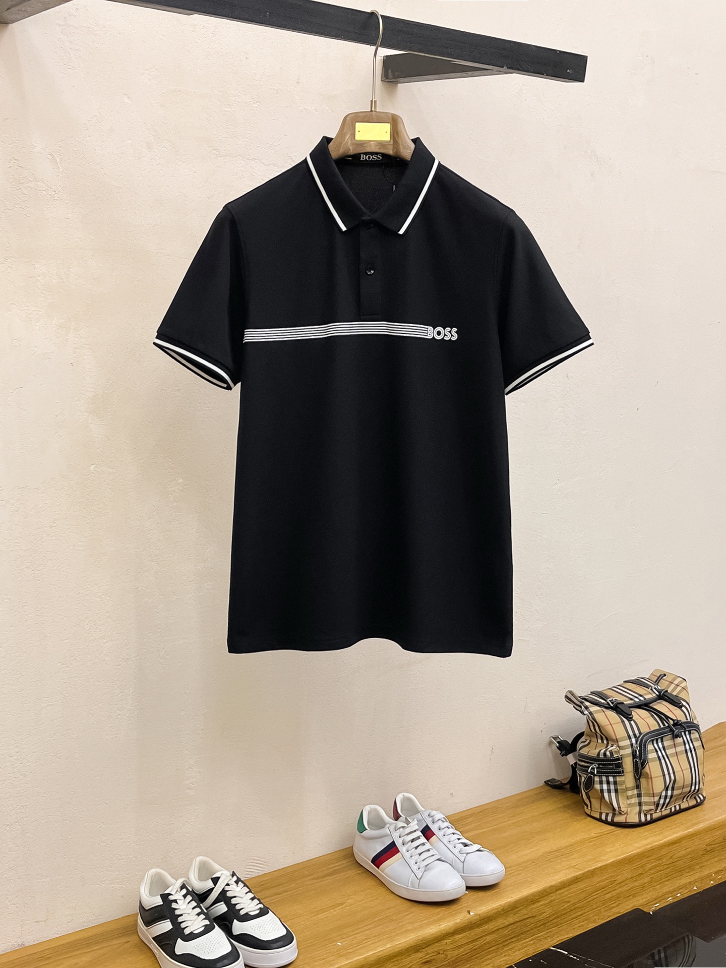 NO:761399,BOSS 2026  The new summer men's lapel polo shirt unlocks Italian elegance. The neckline design is the finishing touch of the entire short sleeve. Simple lines outline a neat shape. The iconic brand logo is presented on the chest with exquisite embroidery technology. It is low-key yet recognizable. Every detail demonstrates the brand's profound heritage and persistent pursuit of the brand. It is made of high-quality fabrics, soft and comfortable, with excellent breathability and delicate touch. Even when worn in the hot summer, you can always stay fresh!  Size M-3XL,,T-shirt,19860909BOSS 2026 夏季新款男士翻领polo衫,解锁意式优雅.领口设计是整件短袖的点睛之笔,简约线条勾勒出利落造型,标志性品牌logo以精致的刺绣工艺呈现于胸前,低调又不失辨识度,每一处细节都彰显着品牌的深厚底蕴与对品牌的执着追求.选用高品质面料,柔软舒适,透气性极佳,触感细腻,即使在炎炎夏日穿着,也能时刻保持清爽！ 码数M-3XL,,T-shirt,,Men's clothing