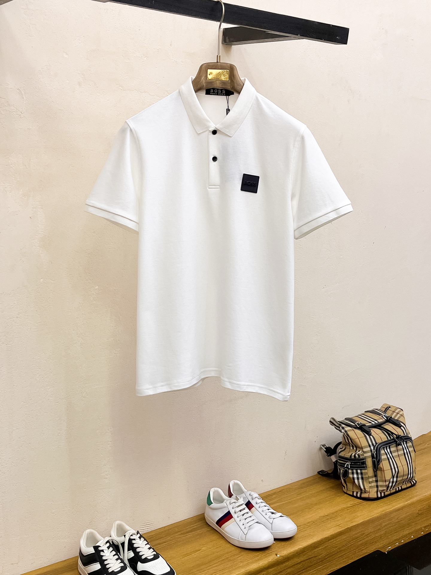 NO:877740,BOSS 2026  The new summer men's lapel polo shirt unlocks Italian elegance. The neckline design is the finishing touch of the entire short sleeve. Simple lines outline a neat shape. The iconic brand logo is presented on the chest with exquisite embroidery technology. It is low-key yet recognizable. Every detail demonstrates the brand's profound heritage and persistent pursuit of the brand. It is made of high-quality fabrics, soft and comfortable, with excellent breathability and delicate touch. Even when worn in the hot summer, you can always stay fresh!  Size M-3XL,,T-shirt,19860909BOSS 2026 夏季新款男士翻领polo衫,解锁意式优雅.领口设计是整件短袖的点睛之笔,简约线条勾勒出利落造型,标志性品牌logo以精致的刺绣工艺呈现于胸前,低调又不失辨识度,每一处细节都彰显着品牌的深厚底蕴与对品牌的执着追求.选用高品质面料,柔软舒适,透气性极佳,触感细腻,即使在炎炎夏日穿着,也能时刻保持清爽！ 码数M-3XL,,T-shirt,,Men's clothing
