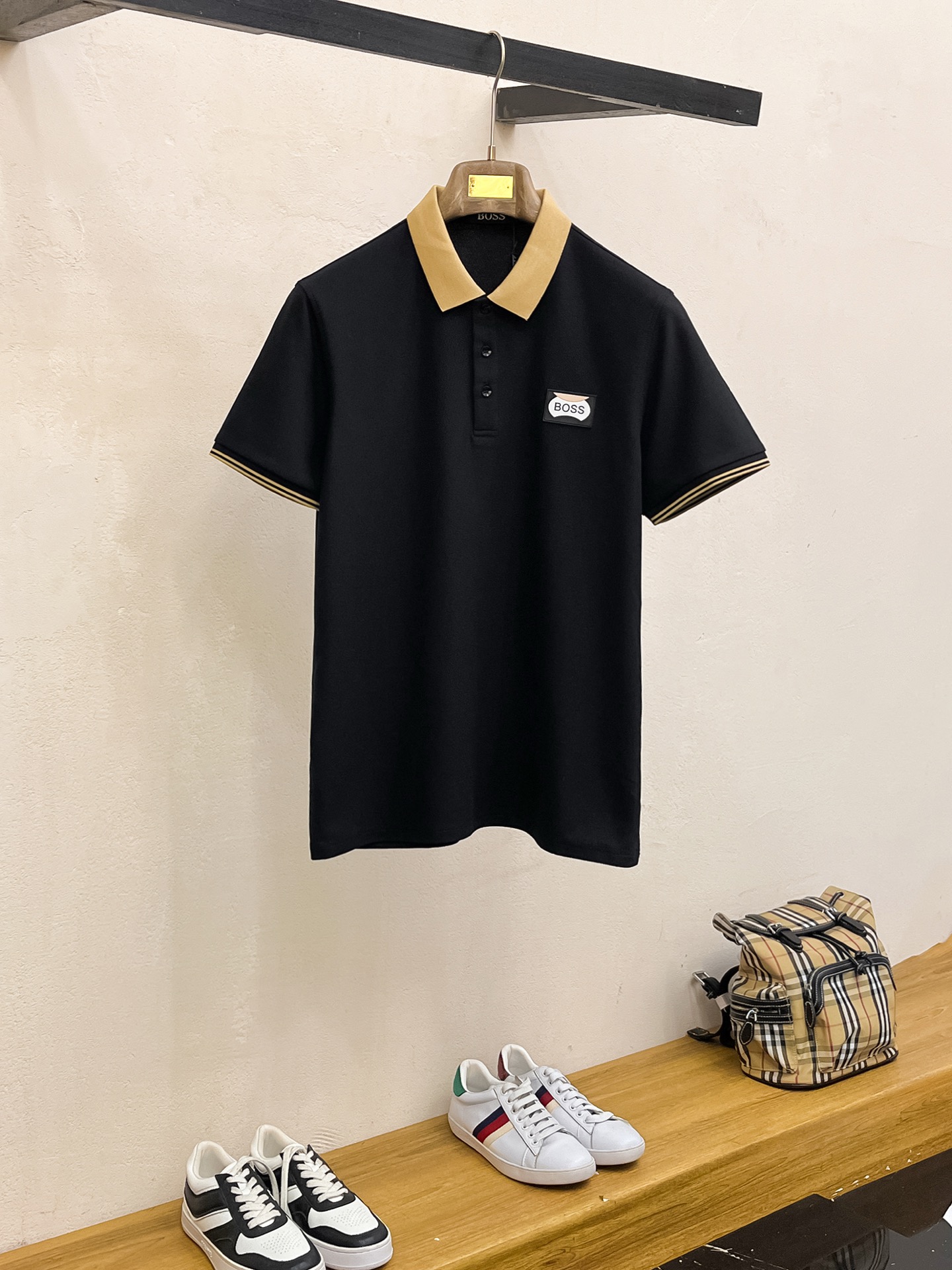 NO:761411,BOSS 2026  The new summer men's lapel polo shirt unlocks Italian elegance. The neckline design is the finishing touch of the entire short sleeve. Simple lines outline a neat shape. The iconic brand logo is presented on the chest with exquisite embroidery technology. It is low-key yet recognizable. Every detail demonstrates the brand's profound heritage and persistent pursuit of the brand. It is made of high-quality fabrics, soft and comfortable, with excellent breathability and delicate touch. Even when worn in the hot summer, you can always stay fresh!  Size M-3XL,,T-shirt,19860909BOSS 2026 夏季新款男士翻领polo衫,解锁意式优雅.领口设计是整件短袖的点睛之笔,简约线条勾勒出利落造型,标志性品牌logo以精致的刺绣工艺呈现于胸前,低调又不失辨识度,每一处细节都彰显着品牌的深厚底蕴与对品牌的执着追求.选用高品质面料,柔软舒适,透气性极佳,触感细腻,即使在炎炎夏日穿着,也能时刻保持清爽！ 码数M-3XL,,T-shirt,,Men's clothing