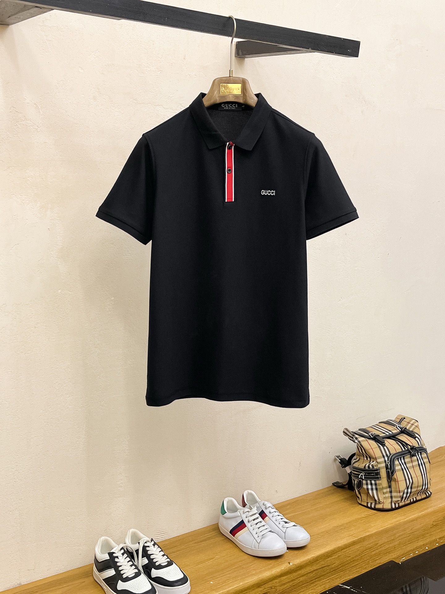 NO:761416,GUCCI Gucci 2026  The new summer men's lapel polo shirt unlocks Italian elegance. The neckline design is the finishing touch of the entire short sleeve. Simple lines outline a neat shape. The iconic brand logo is presented on the chest with exquisite embroidery technology. It is low-key yet recognizable. Every detail demonstrates the brand's profound heritage and persistent pursuit of the brand. It is made of high-quality fabrics, soft and comfortable, with excellent breathability and delicate touch. Even when worn in the hot summer, you can always stay fresh!  Size M-3XL,,gucci,T-shirt,19860909GUCCI 古奇 2026 夏季新款男士翻领polo衫,解锁意式优雅.领口设计是整件短袖的点睛之笔,简约线条勾勒出利落造型,标志性品牌logo以精致的刺绣工艺呈现于胸前,低调又不失辨识度,每一处细节都彰显着品牌的深厚底蕴与对品牌的执着追求.选用高品质面料,柔软舒适,透气性极佳,触感细腻,即使在炎炎夏日穿着,也能时刻保持清爽！ 码数M-3XL,,gucci,T-shirt,,Men's clothing