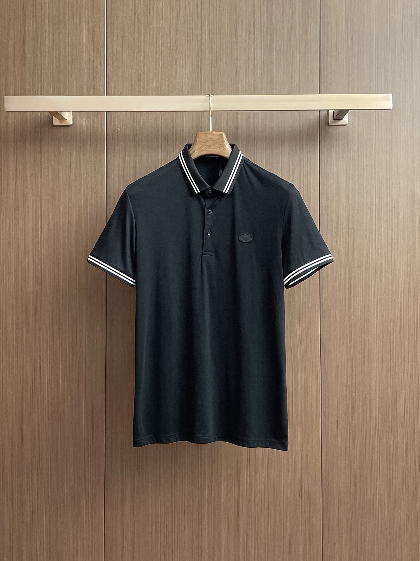 NO:131108,Prada Xinjiang long lint cotton fabric soft, comfortable and breathable 2025 summer limited short-sleeved Polo series -,,prada,T-shirt,alexander wang19860909普拉达 新疆长绒棉 面料柔软舒适透气 2025 夏季 限量款短袖Polo系列 -,,prada,T-shirt,alexander wang,Men's clothing