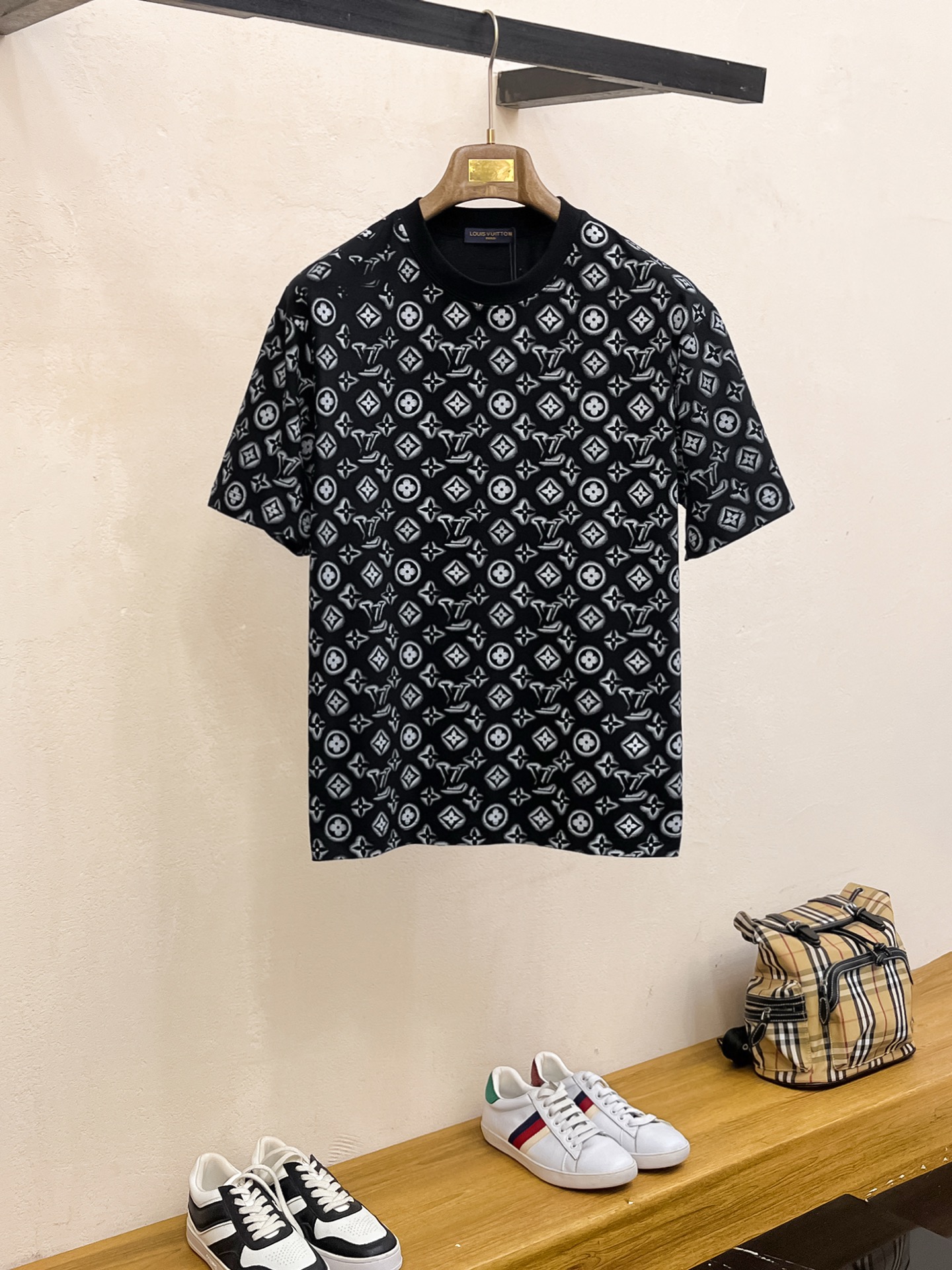 NO:140306,The latest ssLV pure cotton fabric (highest version) classic logo pattern logo fashionable simple trendy short sleeves, the top quality counter original single short sleeves, the top production process imported fabric, the unique design of the counter model, using imported high-end customized fabrics. The official website is on sale!  Excellent fabric size..Black and white M-3XL,,louis vuitton,T-shirt,alexander wang19860909ssLV纯棉最新面料（最高版本）经典标识图案logo时尚简约潮流短袖,最顶级的品质专柜原单短袖,顶级制作工艺进口面料,专柜款独特设计,采用进口高端订制面料.官网在售！面料版型超赞 码数..黑白色 M-3XL,,louis vuitton,T-shirt,alexander wang,Men's clothing