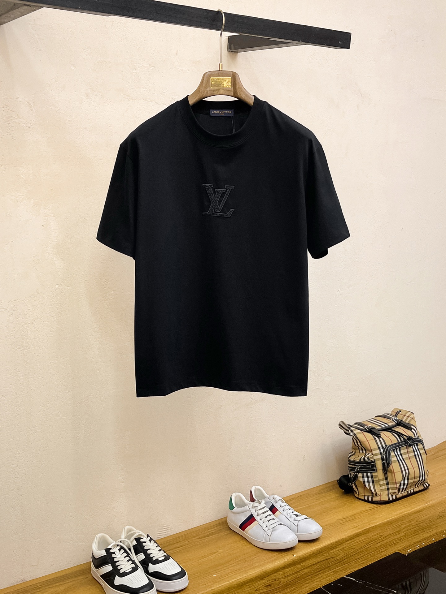 NO:140281,The latest ssLv pure cotton fabric (highest version) classic logo pattern logo fashionable simple trendy short sleeves, the top quality counter original single short sleeves, the top production process imported fabric, the unique design of the counter model, using imported high-end customized fabrics. The official website is on sale!  Excellent fabric size..Black and white M-3XL,,louis vuitton,T-shirt,alexander wang19860909ssLv纯棉最新面料（最高版本）经典标识图案logo时尚简约潮流短袖,最顶级的品质专柜原单短袖,顶级制作工艺进口面料,专柜款独特设计,采用进口高端订制面料.官网在售！面料版型超赞 码数..黑白色 M-3XL,,louis vuitton,T-shirt,alexander wang,Men's clothing