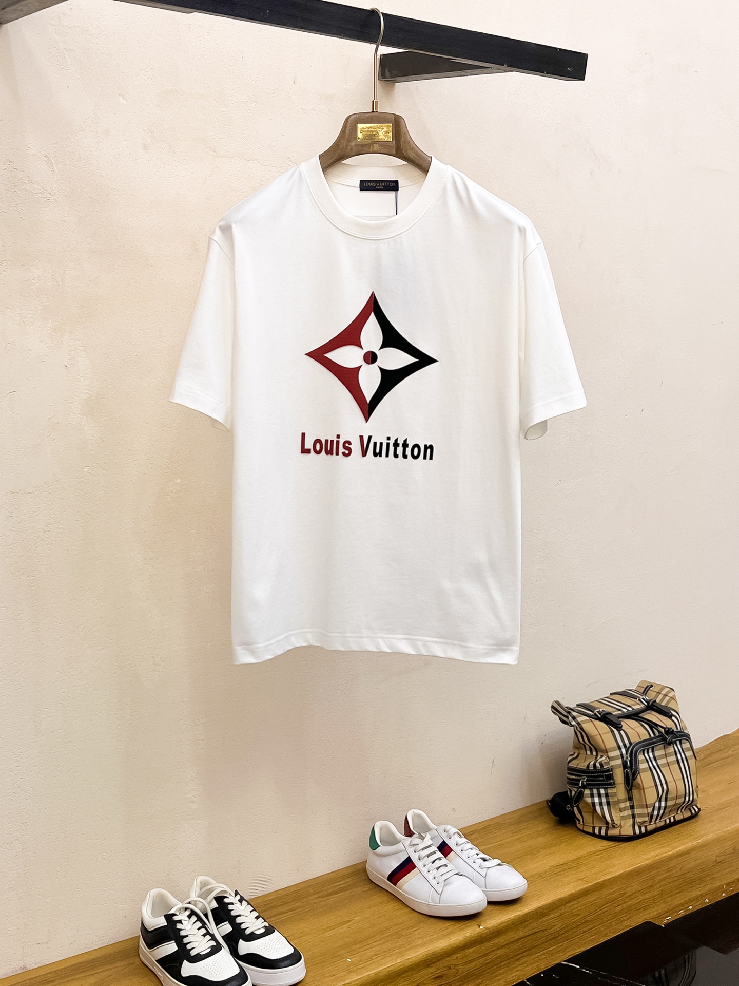 NO:140284,The latest ssLV pure cotton fabric (highest version) classic logo pattern logo fashionable simple trendy short sleeves, the top quality counter original single short sleeves, the top production process imported fabric, the unique design of the counter model, using imported high-end customized fabrics. The official website is on sale!  Excellent fabric size..Black and white M-3XL,,louis vuitton,T-shirt,alexander wang19860909ssLV纯棉最新面料（最高版本）经典标识图案logo时尚简约潮流短袖,最顶级的品质专柜原单短袖,顶级制作工艺进口面料,专柜款独特设计,采用进口高端订制面料.官网在售！面料版型超赞 码数..黑白色 M-3XL,,louis vuitton,T-shirt,alexander wang,Men's clothing