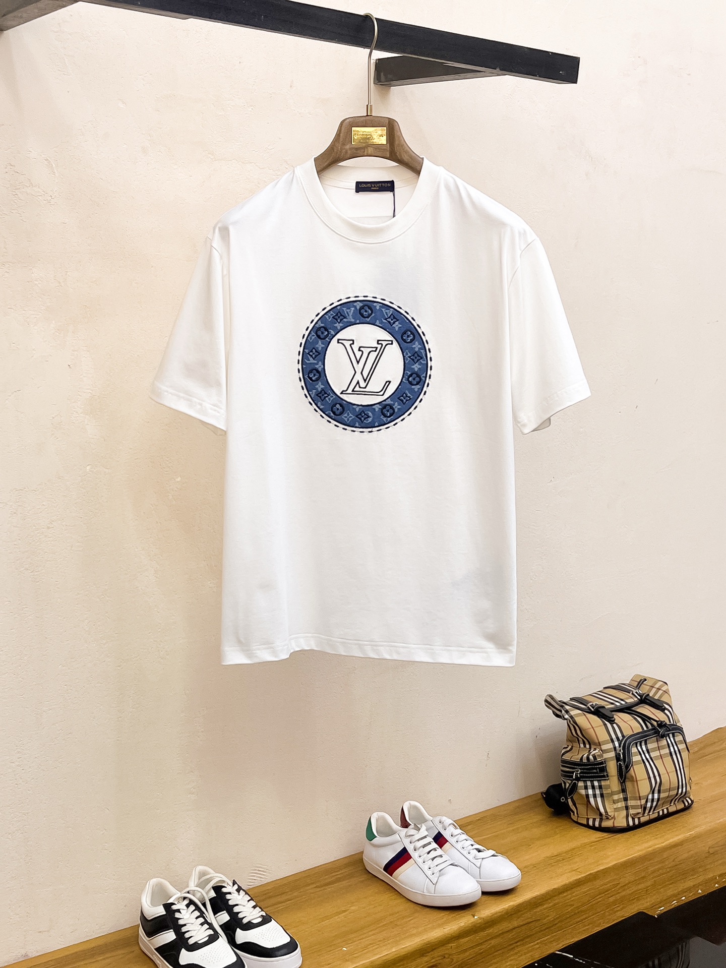 NO:140290,The latest ssLV pure cotton fabric (highest version) classic logo pattern logo fashionable simple trendy short sleeves, the top quality counter original single short sleeves, the top production process imported fabric, the unique design of the counter model, using imported high-end customized fabrics. The official website is on sale!  Excellent fabric size..Black and white M-3XL,,louis vuitton,T-shirt,alexander wang19860909ssLV纯棉最新面料（最高版本）经典标识图案logo时尚简约潮流短袖,最顶级的品质专柜原单短袖,顶级制作工艺进口面料,专柜款独特设计,采用进口高端订制面料.官网在售！面料版型超赞 码数..黑白色 M-3XL,,louis vuitton,T-shirt,alexander wang,Men's clothing