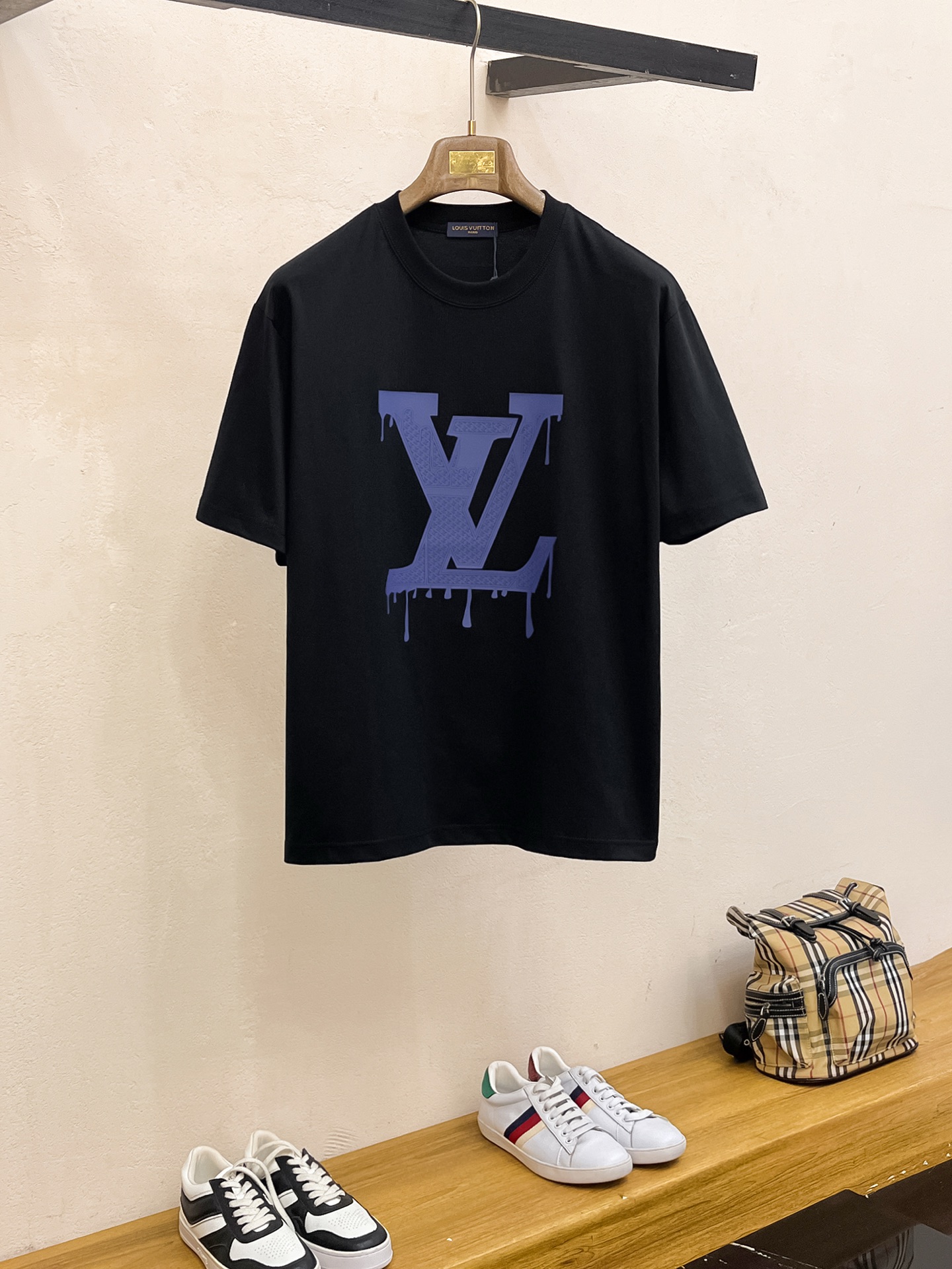 NO:443610,The latest ssLv pure cotton fabric, classic logo, fashionable simple trendy short sleeves, the top quality counter original single short sleeves, the top production process imported fabric, the unique design of the counter model, using imported high-end customized fabrics. The official website is on sale!  Excellent fabric size..Black and white M-3XL,,louis vuitton,T-shirt,alexander wang19860909ssLv纯棉最新面料经典标识图案logo时尚简约潮流短袖,最顶级的品质专柜原单短袖,顶级制作工艺进口面料,专柜款独特设计,采用进口高端订制面料.官网在售！面料版型超赞 码数..黑白色 M-3XL,,louis vuitton,T-shirt,alexander wang,Men's clothing