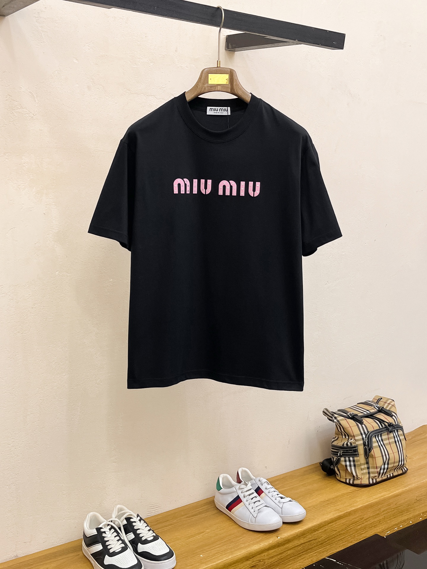 NO:140296,Ssmiumiu pure cotton latest fabric (highest version) classic logo pattern logo fashionable simple trendy short sleeves, top quality counter original single short sleeves, top production craft imported fabrics, unique design of counter style, using imported high-end customized fabrics. The official website is on sale!  Excellent fabric fit, size..Black and white M-3XL,,miumiu,T-shirt,alexander wang19860909ssmiumiu纯棉最新面料（最高版本）经典标识图案logo时尚简约潮流短袖,最顶级的品质专柜原单短袖,顶级制作工艺进口面料,专柜款独特设计,采用进口高端订制面料.官网在售！面料版型超赞 码数..黑白色 M-3XL,,miumiu,T-shirt,alexander wang,Men's clothing