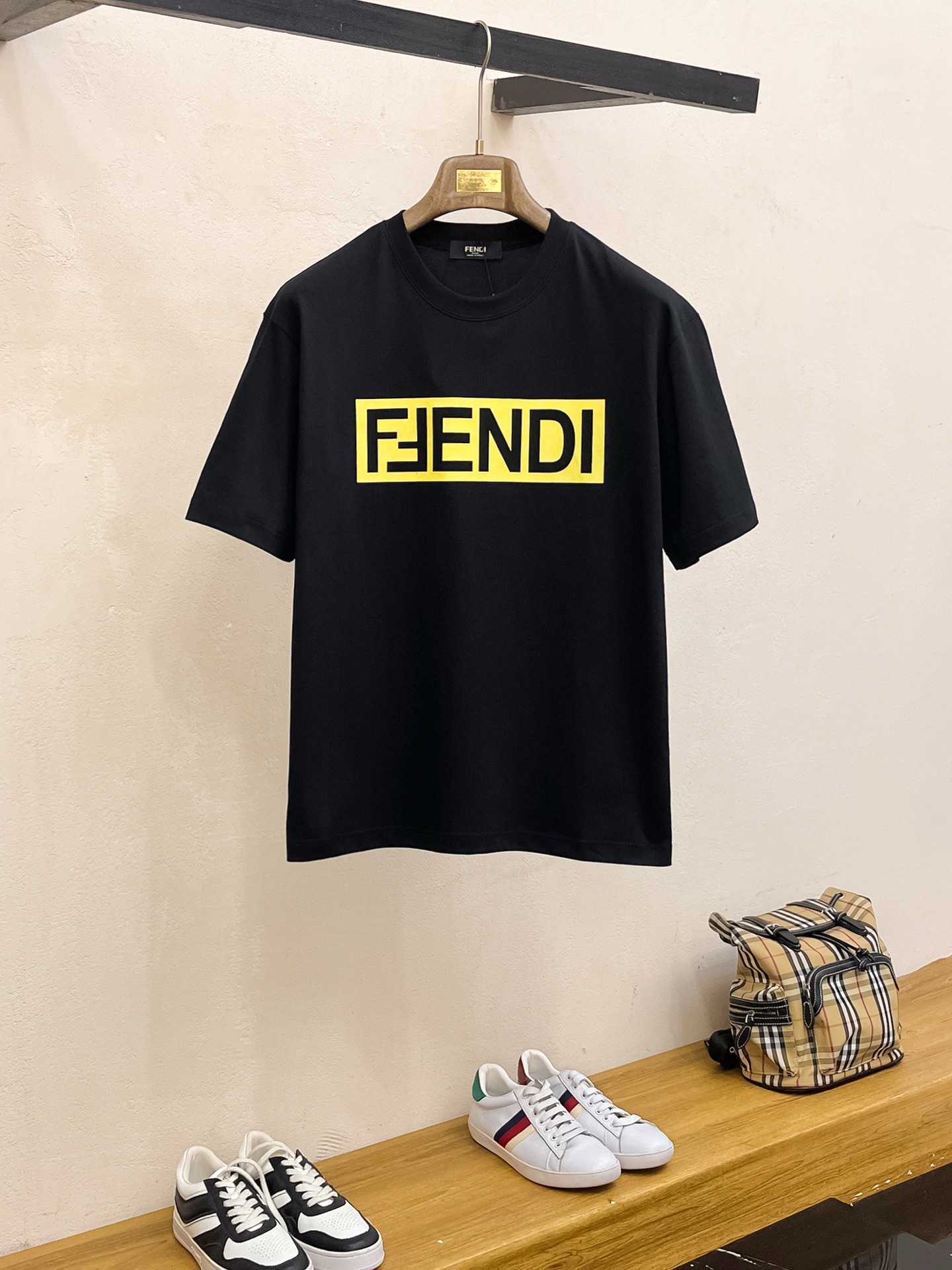NO:443597,Ss Fendi pure cotton latest fabric classic logo pattern logo fashionable simple trendy short sleeves, top quality counter original single short sleeves, top production craft imported fabrics, unique design of counter style, using imported high-end customized fabrics. The official website is on sale!  Excellent fabric pattern, size..Black and white M-3XL,,fendi,T-shirt,alexander wang19860909ss芬迪纯棉最新面料经典标识图案logo时尚简约潮流短袖,最顶级的品质专柜原单短袖,顶级制作工艺进口面料,专柜款独特设计,采用进口高端订制面料.官网在售！面料版型超赞 码数..黑白色 M-3XL,,fendi,T-shirt,alexander wang,Men's clothing