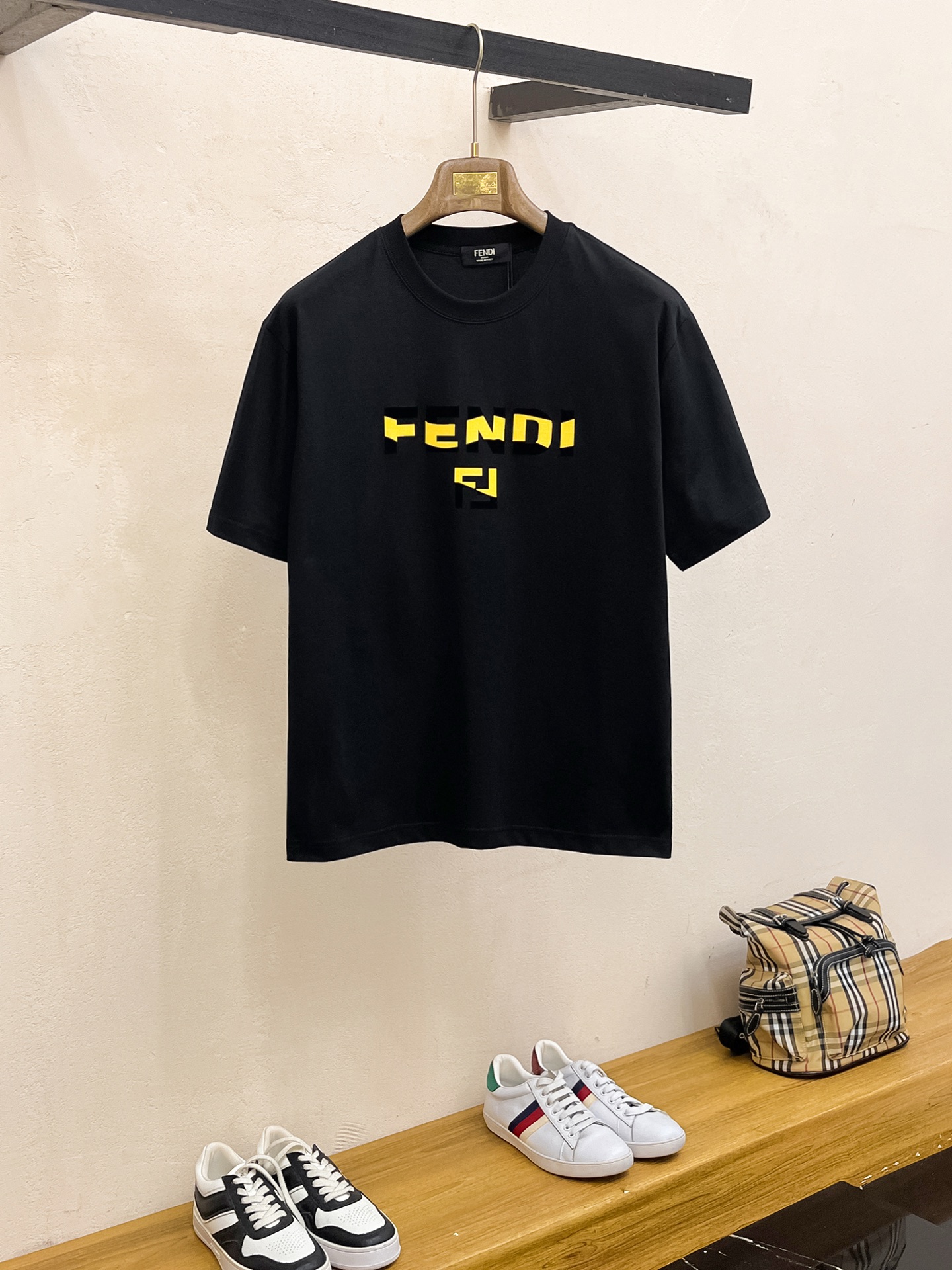 NO:140299,Ss Fendi pure cotton latest fabric (highest version) classic logo pattern logo fashionable simple trendy short sleeves, top quality counter original single short sleeves, top production craft imported fabrics, unique design of counter style, using imported high-end customized fabrics. The official website is on sale!  Excellent fabric pattern, size..Black and white M-3XL,,fendi,T-shirt,alexander wang19860909ss芬迪纯棉最新面料（最高版本）经典标识图案logo时尚简约潮流短袖,最顶级的品质专柜原单短袖,顶级制作工艺进口面料,专柜款独特设计,采用进口高端订制面料.官网在售！面料版型超赞 码数..黑白色 M-3XL,,fendi,T-shirt,alexander wang,Men's clothing