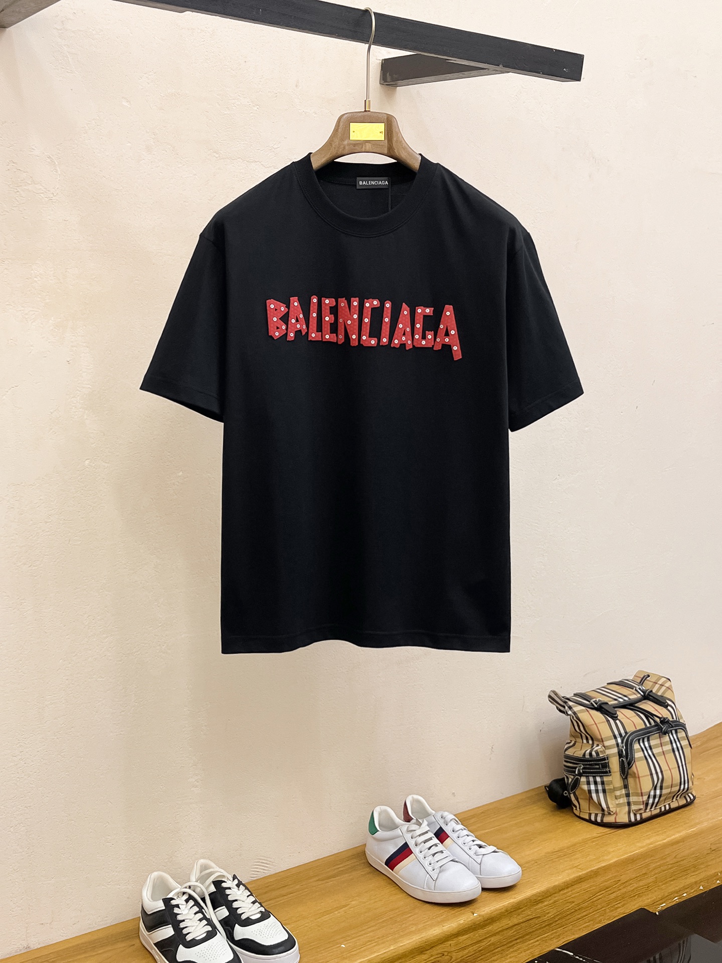 NO:443590,Ss Balenciaga pure cotton latest fabric, classic logo, logo, fashionable, simple and trendy short sleeves, the top quality counter original single short sleeves, top production craft imported fabrics, unique design of the counter model, using imported high-end customized fabrics. The official website is on sale!  Excellent fabric fit, size..Black and white M-3XL,,balenciaga,T-shirt,alexander wang19860909ss巴黎世家纯棉最新面料经典标识图案logo时尚简约潮流短袖,最顶级的品质专柜原单短袖,顶级制作工艺进口面料,专柜款独特设计,采用进口高端订制面料.官网在售！面料版型超赞 码数..黑白色 M-3XL,,balenciaga,T-shirt,alexander wang,Men's clothing