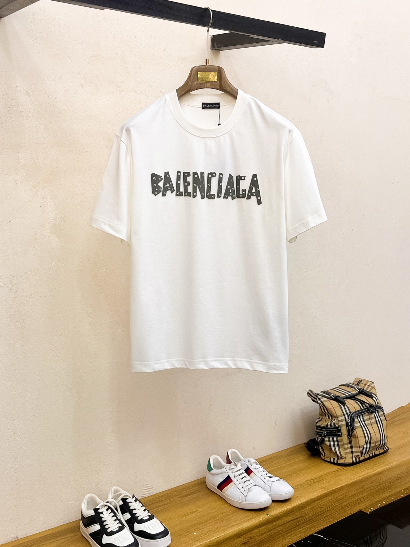 NO:140302,Ss Balenciaga pure cotton latest fabric (highest version) classic logo pattern logo fashionable simple trendy short sleeves, top quality counter original single short sleeves, top production craft imported fabrics, unique design of counter style, using imported high-end customized fabrics. The official website is on sale!  Excellent fabric fit, size..Black and white M-3XL,,balenciaga,T-shirt,alexander wang19860909ss巴黎世家纯棉最新面料（最高版本）经典标识图案logo时尚简约潮流短袖,最顶级的品质专柜原单短袖,顶级制作工艺进口面料,专柜款独特设计,采用进口高端订制面料.官网在售！面料版型超赞 码数..黑白色 M-3XL,,balenciaga,T-shirt,alexander wang,Men's clothing