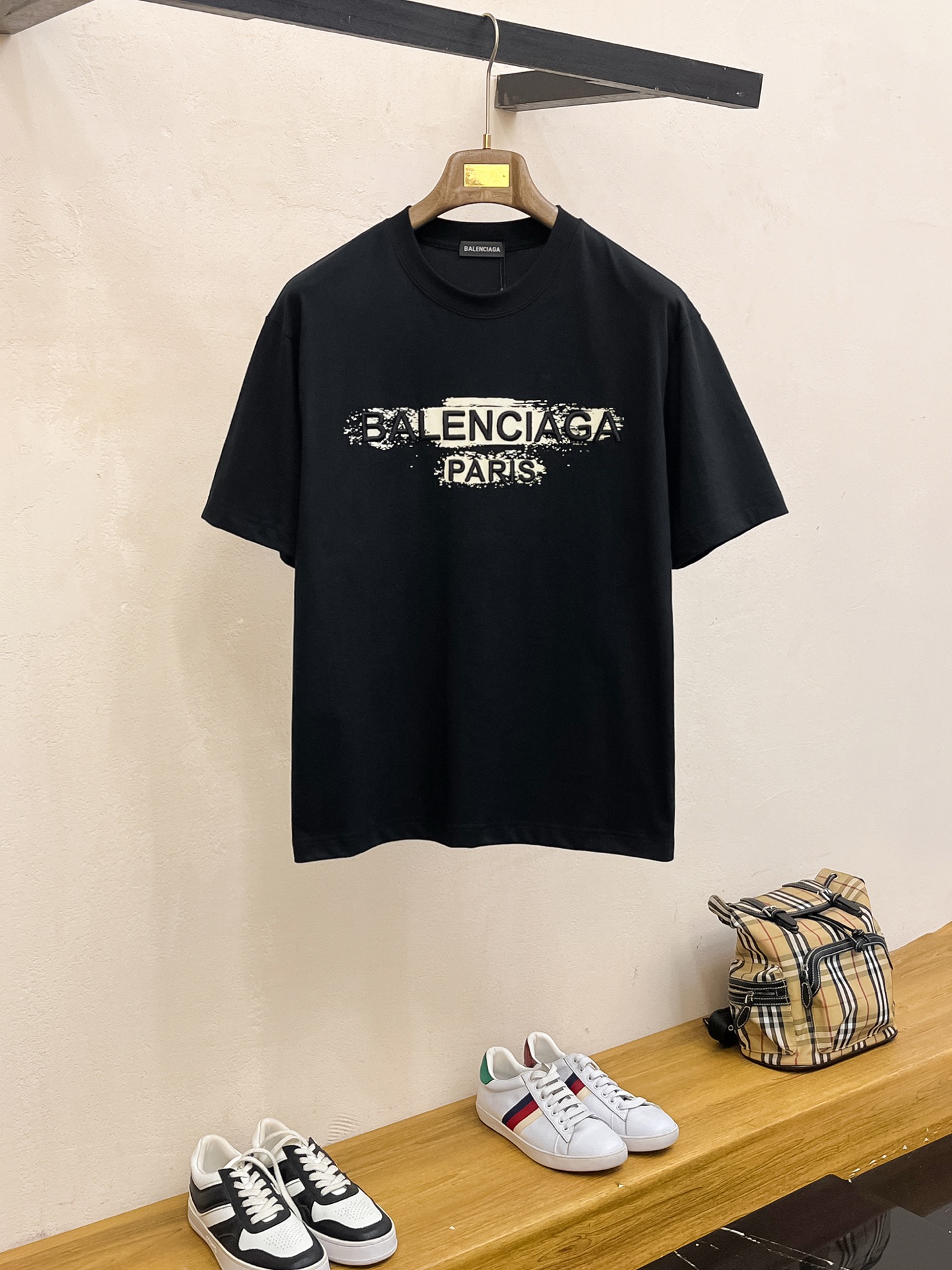 NO:443621,Ss Balenciaga pure cotton latest fabric, classic logo, logo, fashionable, simple and trendy short sleeves, the top quality counter original single short sleeves, top production craft imported fabrics, unique design of the counter model, using imported high-end customized fabrics. The official website is on sale!  Excellent fabric fit, size..Black and white M-3XL,,balenciaga,T-shirt,alexander wang19860909ss巴黎世家纯棉最新面料经典标识图案logo时尚简约潮流短袖,最顶级的品质专柜原单短袖,顶级制作工艺进口面料,专柜款独特设计,采用进口高端订制面料.官网在售！面料版型超赞 码数..黑白色 M-3XL,,balenciaga,T-shirt,alexander wang,Men's clothing