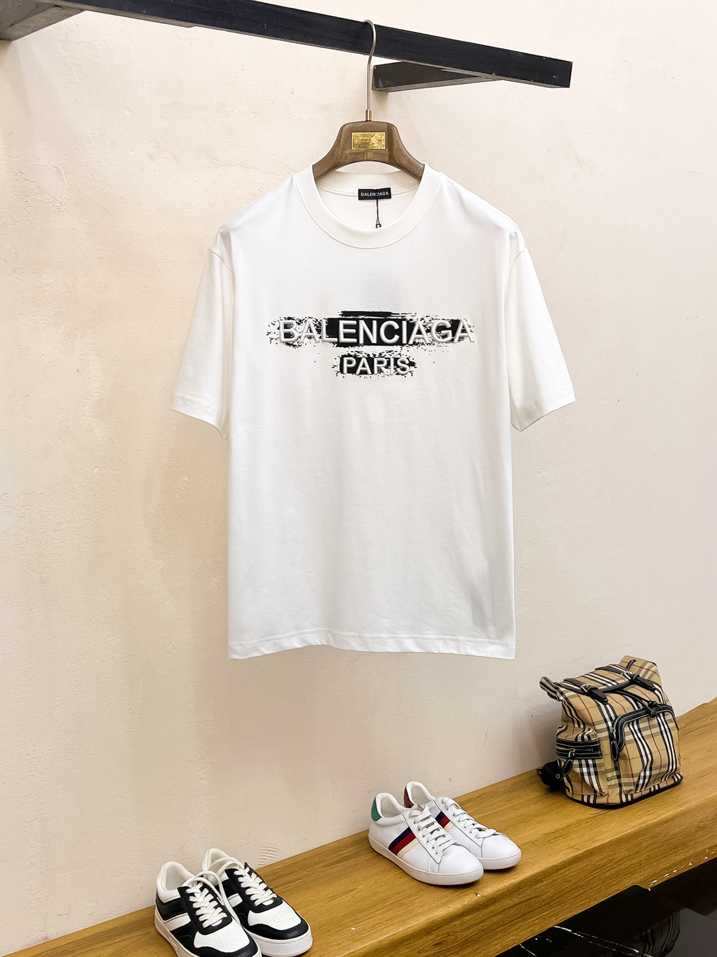 NO:140303,Ss Balenciaga pure cotton latest fabric (highest version) classic logo pattern logo fashionable simple trendy short sleeves, top quality counter original single short sleeves, top production craft imported fabrics, unique design of counter style, using imported high-end customized fabrics. The official website is on sale!  Excellent fabric fit, size..Black and white M-3XL,,balenciaga,T-shirt,alexander wang19860909ss巴黎世家纯棉最新面料（最高版本）经典标识图案logo时尚简约潮流短袖,最顶级的品质专柜原单短袖,顶级制作工艺进口面料,专柜款独特设计,采用进口高端订制面料.官网在售！面料版型超赞 码数..黑白色 M-3XL,,balenciaga,T-shirt,alexander wang,Men's clothing