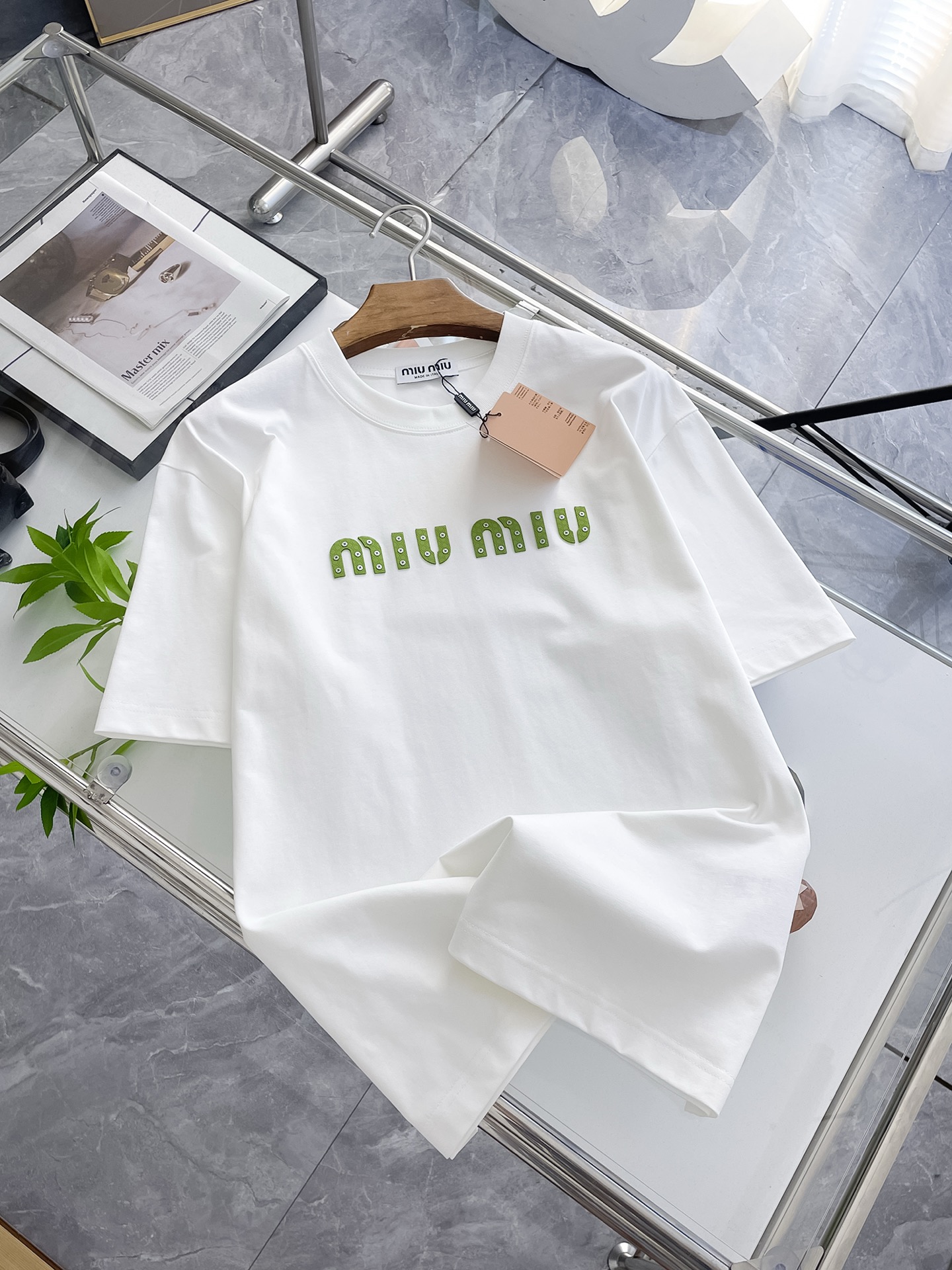 NO:453416,Ssmiumiu pure cotton latest fabric, classic logo, logo, fashionable, simple and trendy short sleeves, the top quality counter original single short sleeves, top-level production craft imported fabrics, unique design of the counter model, using imported high-end customized fabrics. The official website is on sale!  Excellent fabric pattern, size..Black and white M-3XL,,miumiu,T-shirt,alexander wang19860909ssmiumiu纯棉最新面料经典标识图案logo时尚简约潮流短袖,最顶级的品质专柜原单短袖,顶级制作工艺进口面料,专柜款独特设计,采用进口高端订制面料.官网在售！面料版型超赞 码数..黑白色 M-3XL,,miumiu,T-shirt,alexander wang,Men's clothing