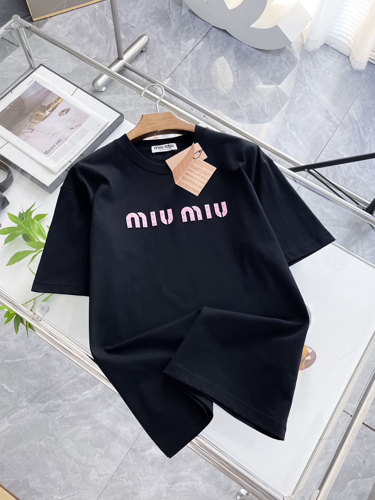 NO:453421,Ssmiumiu Home Pure Cotton Latest Fabric Classic Logo Fashion Simple Trendy Short Sleeves, Top Quality Counter Original Single Short Sleeves, Top Production Technology Imported Fabrics, Special Design for the counter, Use imported high-end customized fabrics. The official website is on sale!  Excellent fabric fit, size..Black and white M-3XL,,miumiu,T-shirt,alexander wang19860909ssmiumiu家纯棉最新面料经典标识图案logo时尚简约潮流短袖,最顶级的品质专柜原单短袖,顶级制作工艺进口面料,专柜款独特设计,采用进口高端订制面料.官网在售！面料版型超赞 码数..黑白色 M-3XL,,miumiu,T-shirt,alexander wang,Men's clothing