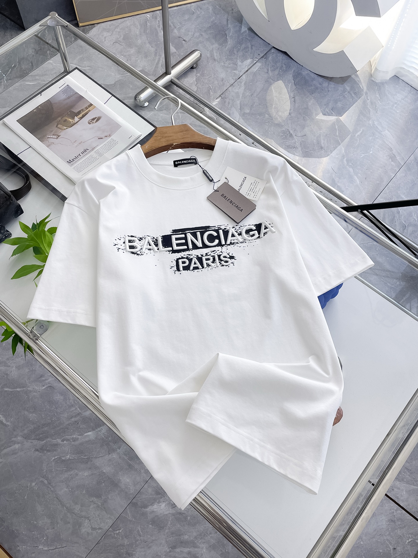 NO:504878,Ss Balenciaga pure cotton latest fabric, classic logo, logo, fashionable, simple and trendy short sleeves, the top quality counter original single short sleeves, top production craft imported fabrics, unique design of the counter model, using imported high-end customized fabrics. The official website is on sale!  Excellent fabric fit, size..Black and white M-3XL,,balenciaga,T-shirt,alexander wang19860909ss巴黎世家纯棉最新面料经典标识图案logo时尚简约潮流短袖,最顶级的品质专柜原单短袖,顶级制作工艺进口面料,专柜款独特设计,采用进口高端订制面料.官网在售！面料版型超赞 码数..黑白色 M-3XL,,balenciaga,T-shirt,alexander wang,Men's clothing