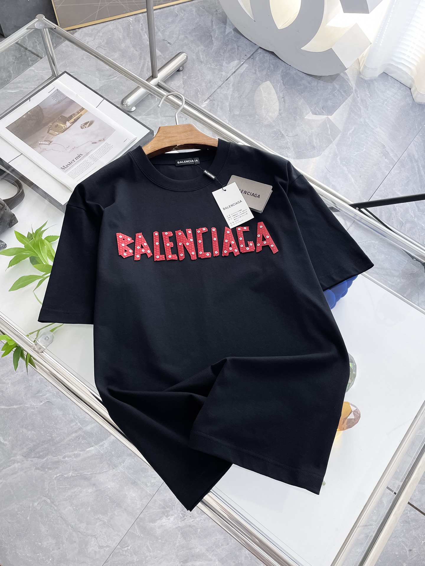 NO:453426,Ss Balenciaga pure cotton latest fabric, classic logo, logo, fashionable, simple and trendy short sleeves, the top quality counter original single short sleeves, top production craft imported fabrics, unique design of the counter model, using imported high-end customized fabrics. The official website is on sale!  Excellent fabric fit, size..Black and white M-3XL,,balenciaga,T-shirt,alexander wang19860909ss巴黎世家纯棉最新面料经典标识图案logo时尚简约潮流短袖,最顶级的品质专柜原单短袖,顶级制作工艺进口面料,专柜款独特设计,采用进口高端订制面料.官网在售！面料版型超赞 码数..黑白色 M-3XL,,balenciaga,T-shirt,alexander wang,Men's clothing