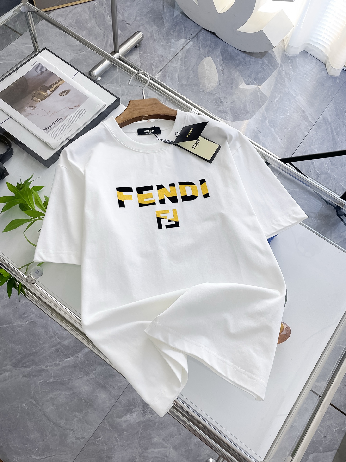 NO:504873,Ss Fendi pure cotton latest fabric classic logo pattern logo fashionable simple trendy short sleeves, top quality counter original single short sleeves, top production craft imported fabrics, unique design of counter style, using imported high-end customized fabrics. The official website is on sale!  Excellent fabric pattern, size..Black and white M-3XL,,fendi,T-shirt,alexander wang19860909ss芬迪纯棉最新面料经典标识图案logo时尚简约潮流短袖,最顶级的品质专柜原单短袖,顶级制作工艺进口面料,专柜款独特设计,采用进口高端订制面料.官网在售！面料版型超赞 码数..黑白色 M-3XL,,fendi,T-shirt,alexander wang,Men's clothing