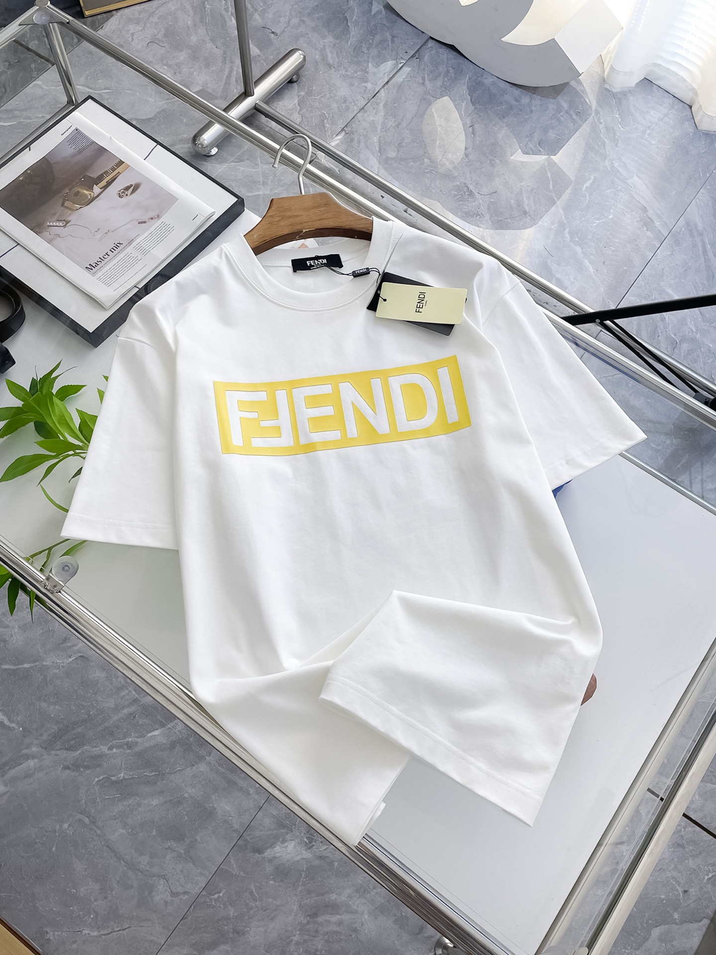 NO:453411,Ss Fendi pure cotton latest fabric classic logo pattern logo fashionable simple trendy short sleeves, top quality counter original single short sleeves, top production craft imported fabrics, unique design of counter style, using imported high-end customized fabrics. The official website is on sale!  Excellent fabric pattern, size..Black and white M-3XL,,fendi,T-shirt,alexander wang19860909ss芬迪纯棉最新面料经典标识图案logo时尚简约潮流短袖,最顶级的品质专柜原单短袖,顶级制作工艺进口面料,专柜款独特设计,采用进口高端订制面料.官网在售！面料版型超赞 码数..黑白色 M-3XL,,fendi,T-shirt,alexander wang,Men's clothing