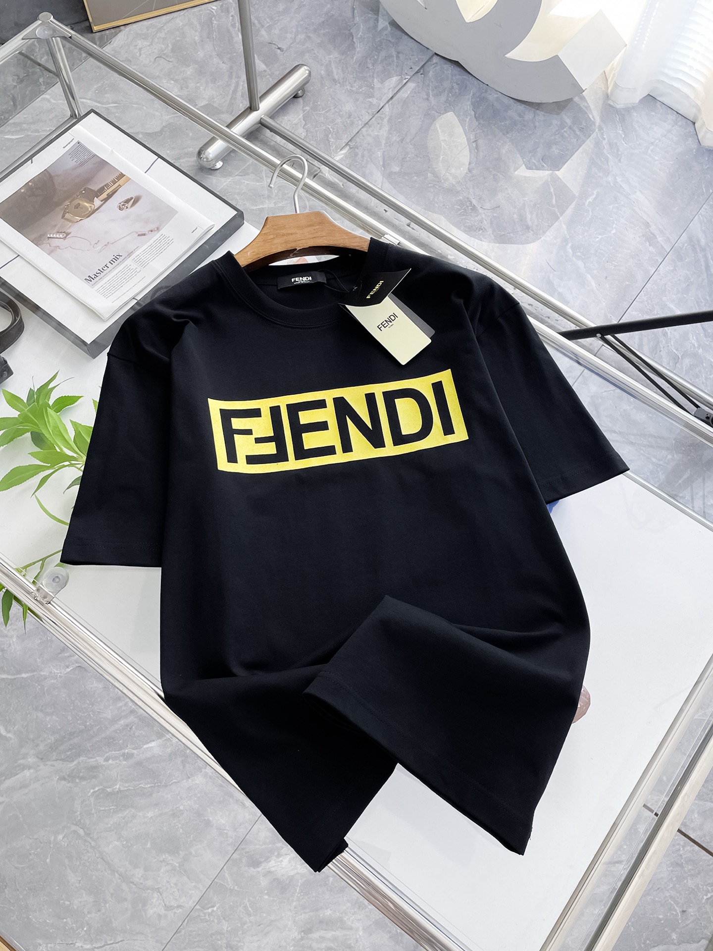 NO:504889,Ss Fendi pure cotton latest fabric classic logo pattern logo fashionable simple trendy short sleeves, the top quality counter original single short sleeves, top production craft imported fabrics, unique design of the counter model, using imported high-end customized fabrics. The official website is on sale!  Excellent fabric pattern, size..Black and white M-3XL,,fendi,T-shirt,alexander wang19860909ss芬迪纯棉最新面料经典标识图案logo时尚简约潮流短袖,最顶级的品质专柜原单短袖,顶级制作工艺进口面料,专柜款独特设计,采用进口高端订制面料.官网在售！面料版型超赞 码数..黑白色 M-3XL,,fendi,T-shirt,alexander wang,Men's clothing