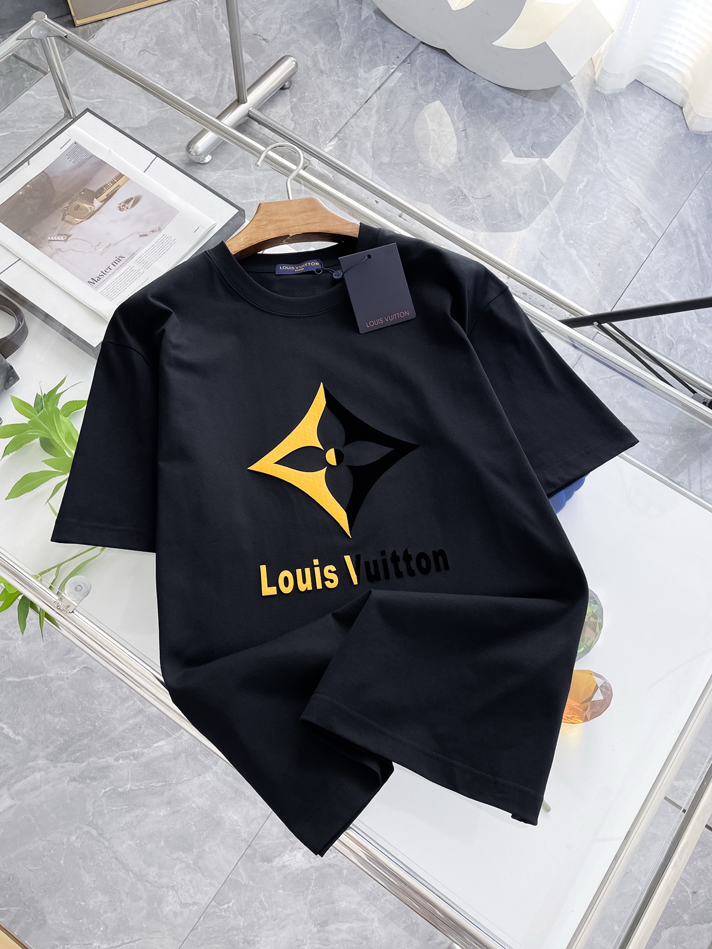 NO:453406,The latest ssLV pure cotton fabric, classic logo, logo, fashionable, simple and trendy short sleeves, the top quality counter original single short sleeves, the top production process imported fabric, the unique design of the counter model, using imported high-end customized fabrics. The official website is on sale!  Excellent fabric size..Black and white M-3XL,,louis vuitton,T-shirt,alexander wang19860909ssLV纯棉最新面料经典标识图案logo时尚简约潮流短袖,最顶级的品质专柜原单短袖,顶级制作工艺进口面料,专柜款独特设计,采用进口高端订制面料.官网在售！面料版型超赞 码数..黑白色 M-3XL,,louis vuitton,T-shirt,alexander wang,Men's clothing