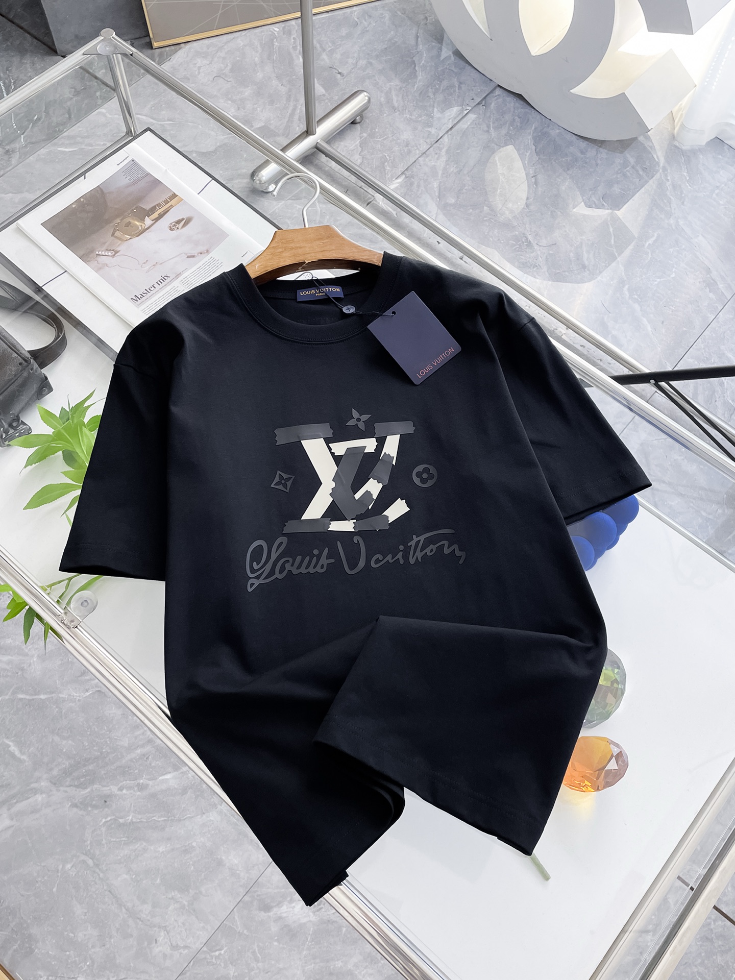 NO:453401,The latest ssLv pure cotton fabric, classic logo, fashionable simple trendy short sleeves, the top quality counter original single short sleeves, the top production process imported fabric, the unique design of the counter model, using imported high-end customized fabrics. The official website is on sale!  Excellent fabric size..Black and white M-3XL,,louis vuitton,T-shirt,alexander wang19860909ssLv纯棉最新面料经典标识图案logo时尚简约潮流短袖,最顶级的品质专柜原单短袖,顶级制作工艺进口面料,专柜款独特设计,采用进口高端订制面料.官网在售！面料版型超赞 码数..黑白色 M-3XL,,louis vuitton,T-shirt,alexander wang,Men's clothing