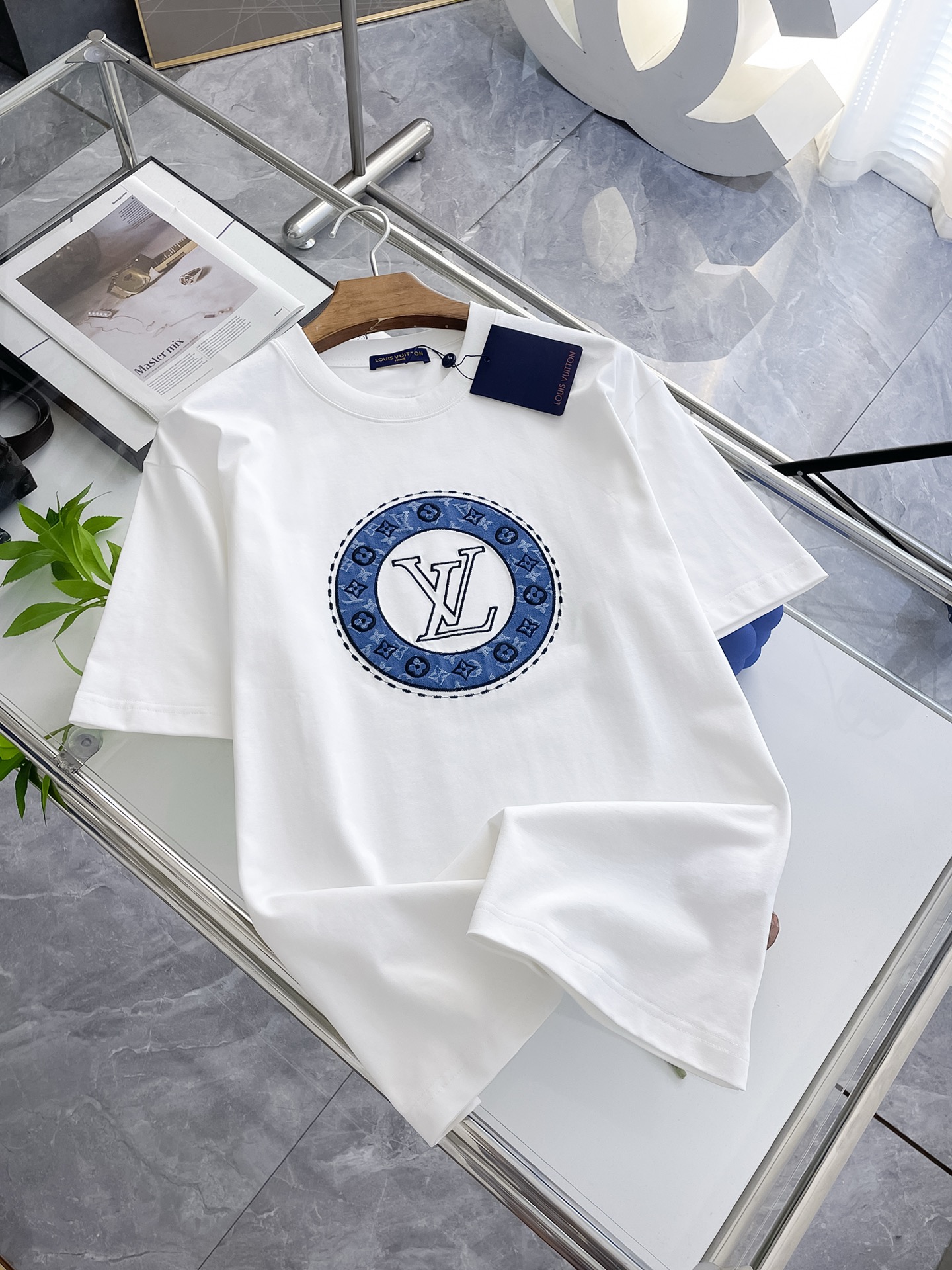 NO:504895,The latest ssLv pure cotton fabric, classic logo, fashionable simple trendy short sleeves, the top quality counter original single short sleeves, the top production process imported fabric, the unique design of the counter model, using imported high-end customized fabrics. The official website is on sale!  Excellent fabric size..Black and white M-3XL,,louis vuitton,T-shirt,alexander wang19860909ssLv纯棉最新面料经典标识图案logo时尚简约潮流短袖,最顶级的品质专柜原单短袖,顶级制作工艺进口面料,专柜款独特设计,采用进口高端订制面料.官网在售！面料版型超赞 码数..黑白色 M-3XL,,louis vuitton,T-shirt,alexander wang,Men's clothing