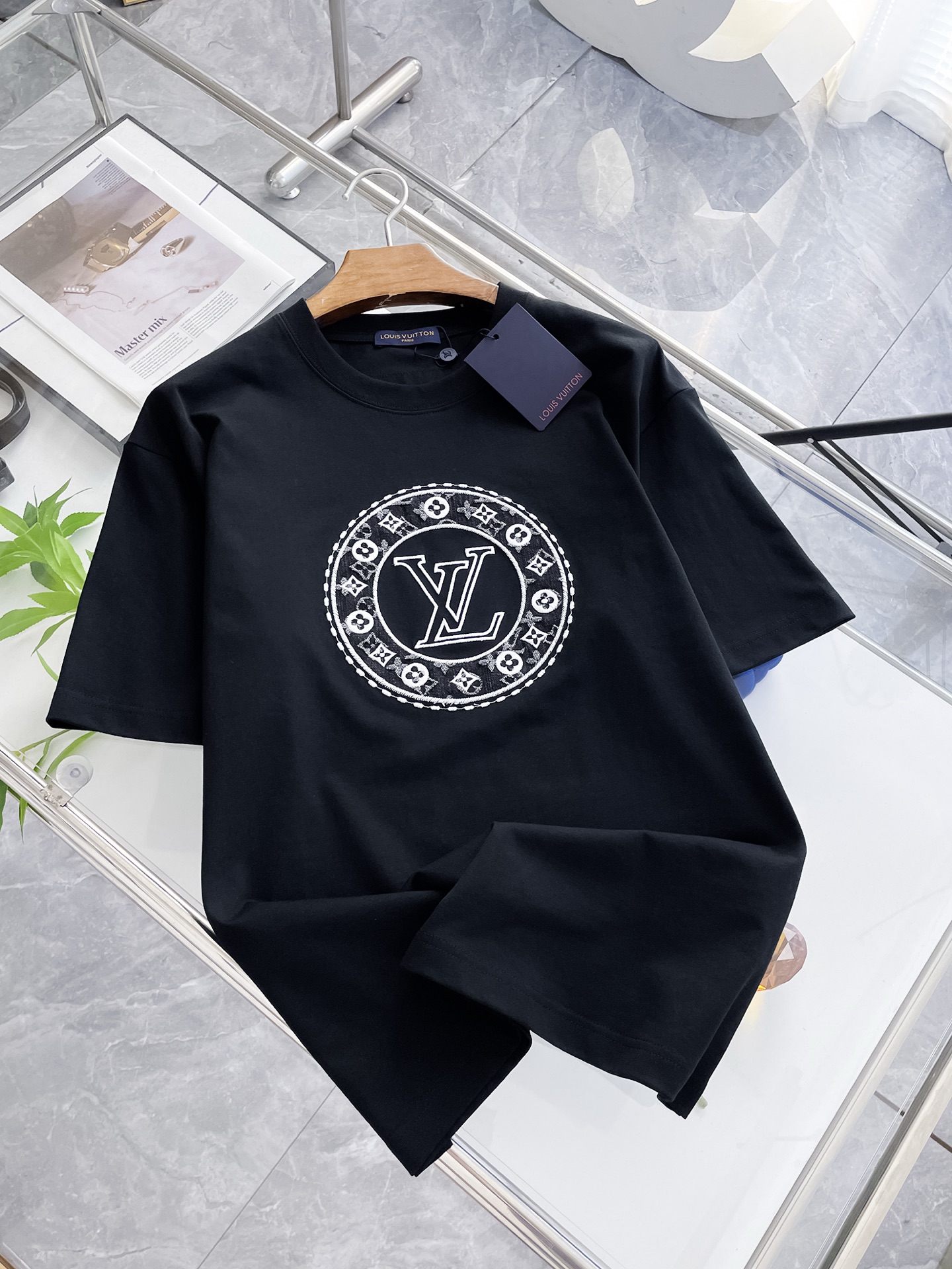 NO:453396,The latest ssLV pure cotton fabric, classic logo, logo, fashionable, simple and trendy short sleeves, the top quality counter original single short sleeves, the top production process imported fabric, the unique design of the counter model, using imported high-end customized fabrics. The official website is on sale!  Excellent fabric size..Black and white M-3XL,,louis vuitton,T-shirt,alexander wang19860909ssLV纯棉最新面料经典标识图案logo时尚简约潮流短袖,最顶级的品质专柜原单短袖,顶级制作工艺进口面料,专柜款独特设计,采用进口高端订制面料.官网在售！面料版型超赞 码数..黑白色 M-3XL,,louis vuitton,T-shirt,alexander wang,Men's clothing