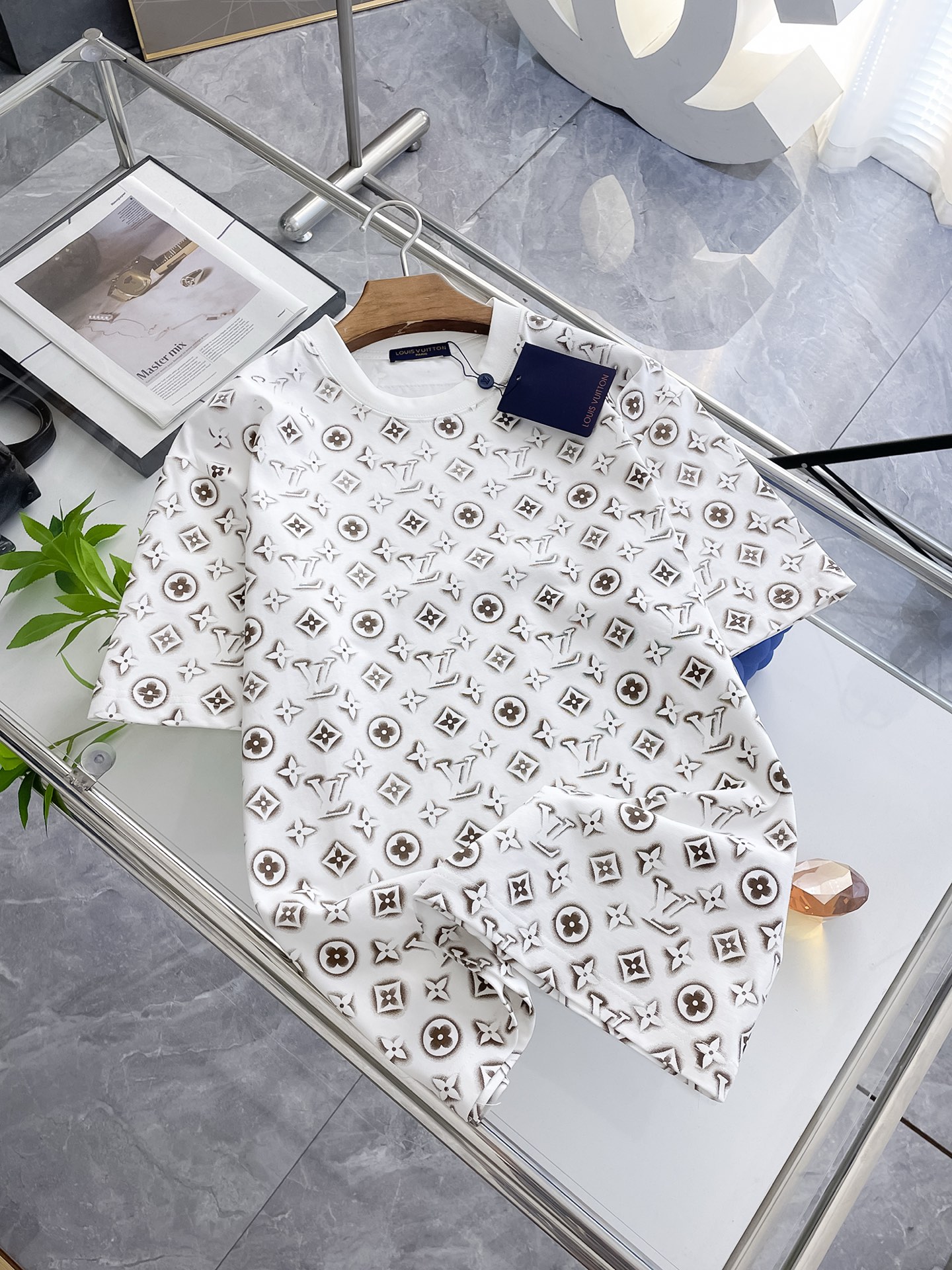 NO:453391,The latest ssLv pure cotton fabric, classic logo, fashionable simple trendy short sleeves, the top quality counter original single short sleeves, the top production process imported fabric, the unique design of the counter model, using imported high-end customized fabrics. The official website is on sale!  Excellent fabric size..Black and white M-3XL,,louis vuitton,T-shirt,alexander wang19860909ssLv纯棉最新面料经典标识图案logo时尚简约潮流短袖,最顶级的品质专柜原单短袖,顶级制作工艺进口面料,专柜款独特设计,采用进口高端订制面料.官网在售！面料版型超赞 码数..黑白色 M-3XL,,louis vuitton,T-shirt,alexander wang,Men's clothing