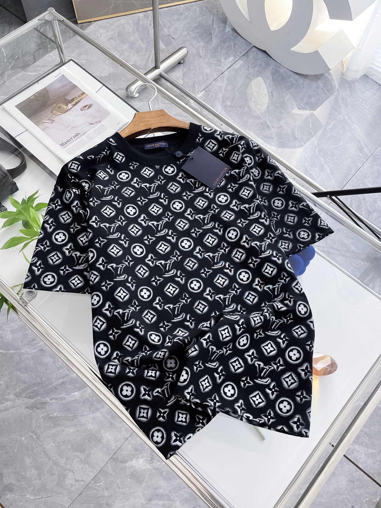 NO:504900,The latest ssLv pure cotton fabric, classic logo, fashionable simple trendy short sleeves, the top quality counter original single short sleeves, the top production process imported fabric, the unique design of the counter model, using imported high-end customized fabrics. The official website is on sale!  Excellent fabric size..Black and white M-3XL,,louis vuitton,T-shirt,alexander wang19860909ssLv纯棉最新面料经典标识图案logo时尚简约潮流短袖,最顶级的品质专柜原单短袖,顶级制作工艺进口面料,专柜款独特设计,采用进口高端订制面料.官网在售！面料版型超赞 码数..黑白色 M-3XL,,louis vuitton,T-shirt,alexander wang,Men's clothing