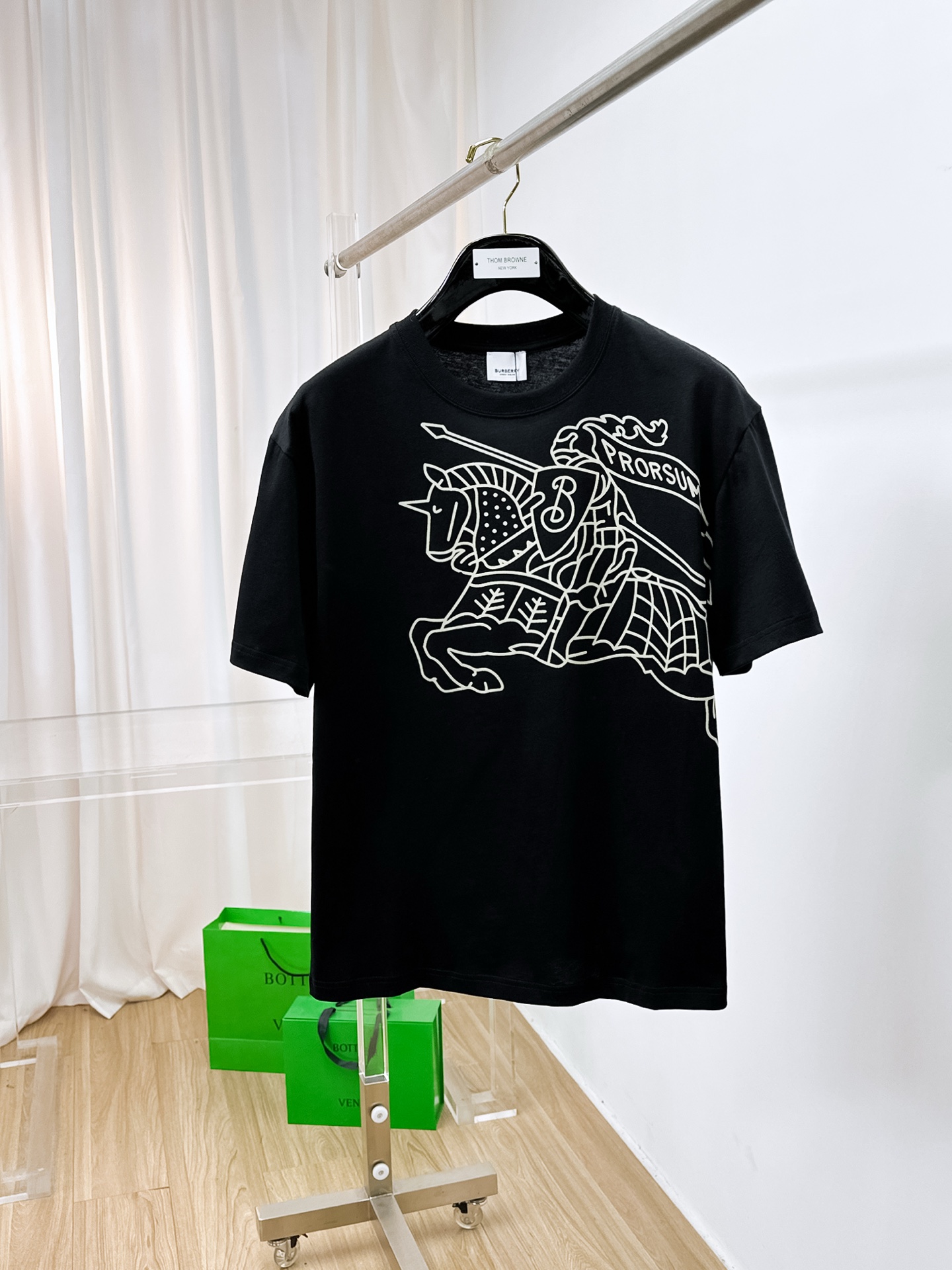 NO:412707,Price adjustment. Price adjustment (the market has imitation version and accurate craftsmanship and fabrics) 25ss Burberry pure cotton latest fabric (highest version) classic logo pattern logo fashionable simple trendy short sleeves, the top quality counter original single short sleeves, the top production process imported fabric, the counter model is uniquely designed, using imported high-end customized fabrics. The official website is on sale!  Excellent fabric style, size..Black and white M-3XL, burberry, T-shirt, alexander wang19860909调价.调价（市场有仿版认准工艺和面料） 25ss巴宝莉纯棉最新面料（最高版本）经典标识图案logo时尚简约潮流短袖,最顶级的品质专柜原单短袖,顶级制作工艺进口面料,专柜款独特设计,采用进口高端订制面料.官网在售！面料版型超赞 码数..黑白色 M-3XL,,burberry,T-shirt,alexander wang,Men's clothing