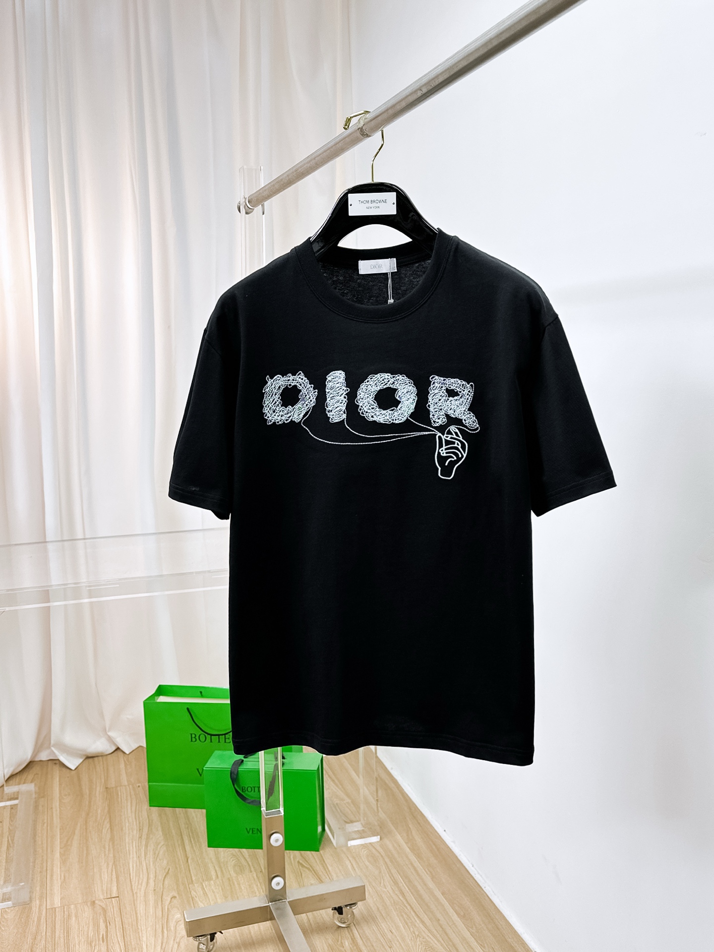 NO:412723,Price adjustment. Price adjustment (the market has imitation version and accurate craftsmanship and fabrics) 25ss Dior pure cotton latest fabric (highest version) classic logo pattern logo fashionable simple trendy short sleeves, the top quality counter original single short sleeves, top production craft imported fabrics, the counter model is uniquely designed, using imported high-end customized fabrics. The official website is on sale!  Excellent fabric fit, size..Black and white M-3XL,,dior,T-shirt,alexander wang19860909调价.调价（市场有仿版认准工艺和面料） 25ss迪奥纯棉最新面料（最高版本）经典标识图案logo时尚简约潮流短袖,最顶级的品质专柜原单短袖,顶级制作工艺进口面料,专柜款独特设计,采用进口高端订制面料.官网在售！面料版型超赞 码数..黑白色 M-3XL,,dior,T-shirt,alexander wang,Men's clothing