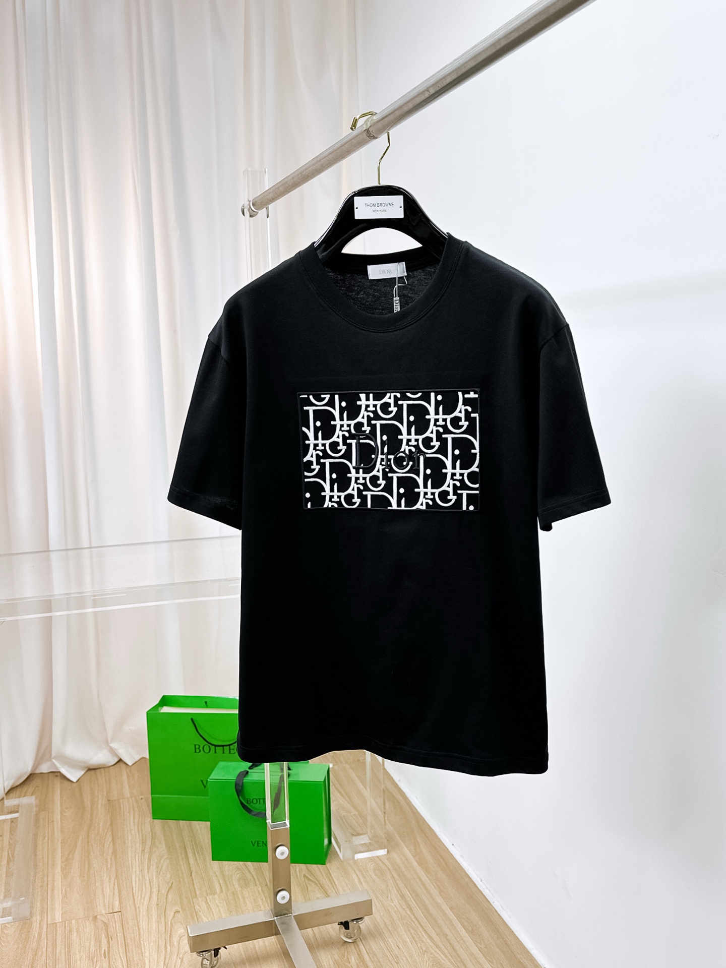 NO:412699,Price adjustment. Price adjustment (the market has imitation version and accurate craftsmanship and fabrics) 25ss Dior pure cotton latest fabric (highest version) classic logo pattern logo fashionable simple trendy short sleeves, the top quality counter original single short sleeves, top production craft imported fabrics, the counter model is uniquely designed, using imported high-end customized fabrics. The official website is on sale!  Excellent fabric fit, size..Black and white M-3XL,,dior,T-shirt,alexander wang19860909调价.调价（市场有仿版认准工艺和面料） 25ss迪奥纯棉最新面料（最高版本）经典标识图案logo时尚简约潮流短袖,最顶级的品质专柜原单短袖,顶级制作工艺进口面料,专柜款独特设计,采用进口高端订制面料.官网在售！面料版型超赞 码数..黑白色 M-3XL,,dior,T-shirt,alexander wang,Men's clothing