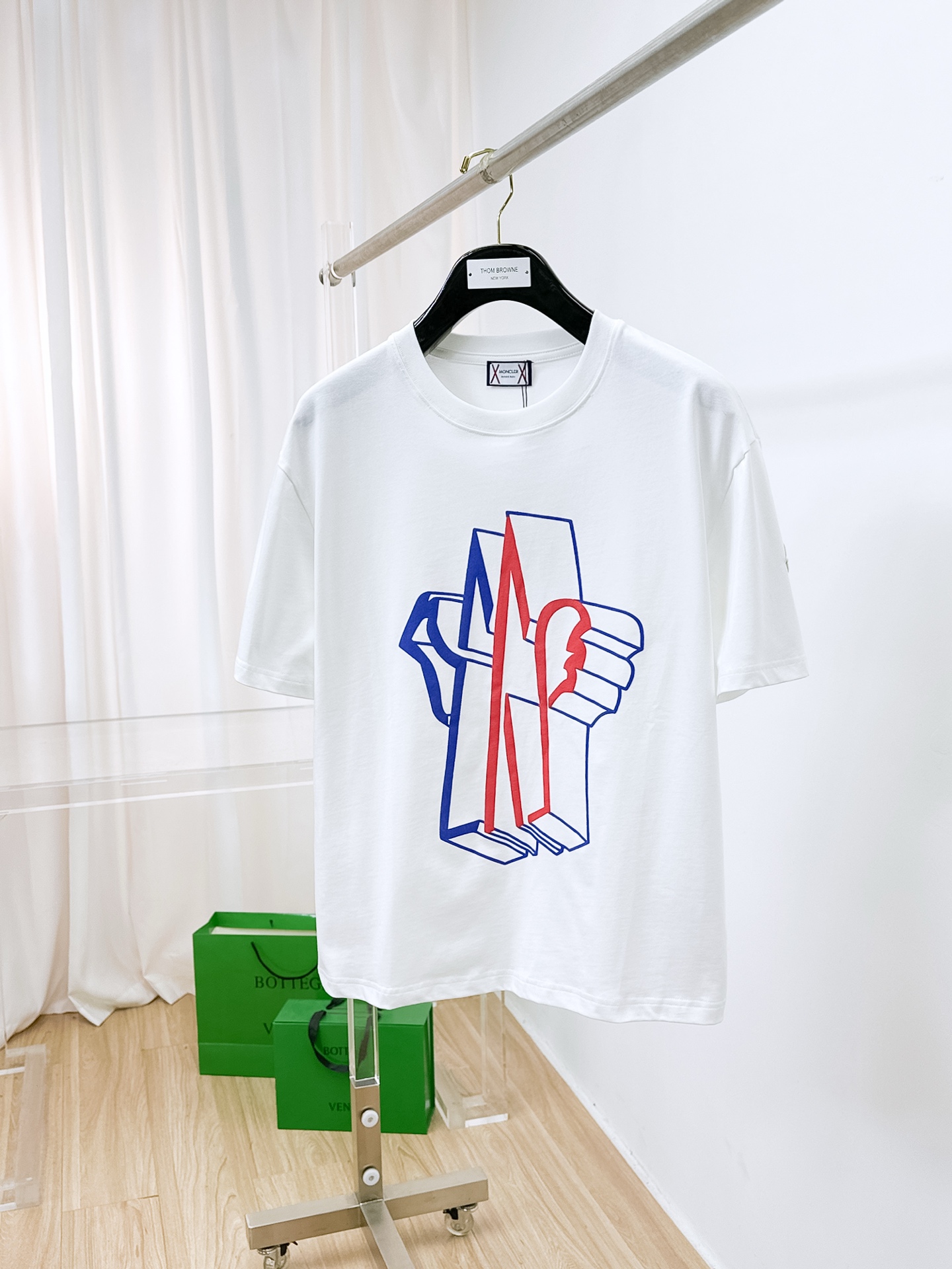 NO:509650,The latest fabric of ss masked pure cotton (highest version) classic logo pattern logo fashionable simple trendy short sleeves, the top quality counter original single short sleeves, the top production process imported fabric, the unique design of the counter model, using imported high-end customized fabrics. The official website is on sale!  Excellent fabric pattern, size..Black and white M-3XL, Moncler, T-shirt, alexander wang19860909ss蒙口纯棉最新面料（最高版本）经典标识图案logo时尚简约潮流短袖,最顶级的品质专柜原单短袖,顶级制作工艺进口面料,专柜款独特设计,采用进口高端订制面料.官网在售！面料版型超赞 码数..黑白色 M-3XL,,Moncler,T-shirt,alexander wang,Men's clothing