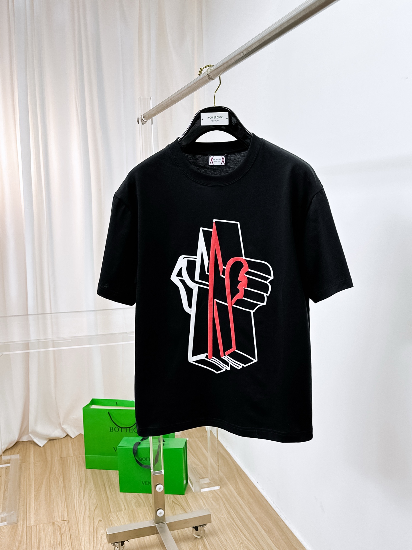 NO:412738,Price adjustment. Price adjustment (the market has imitation version and accurate craftsmanship and fabrics) 25ss masked pure cotton latest fabric (highest version) classic logo pattern logo fashionable simple trendy short sleeves, the top quality counter original single short sleeves, the top production process imported fabric, the counter model is uniquely designed, using imported high-end customized fabrics. It is on sale on the official website!  Excellent fabric fit, size..Black and white M-3XL, Moncler, T-shirt, alexander wang19860909调价.调价（市场有仿版认准工艺和面料） 25ss蒙口纯棉最新面料（最高版本）经典标识图案logo时尚简约潮流短袖,最顶级的品质专柜原单短袖,顶级制作工艺进口面料,专柜款独特设计,采用进口高端订制面料.官网在售！面料版型超赞 码数..黑白色 M-3XL,,Moncler,T-shirt,alexander wang,Men's clothing