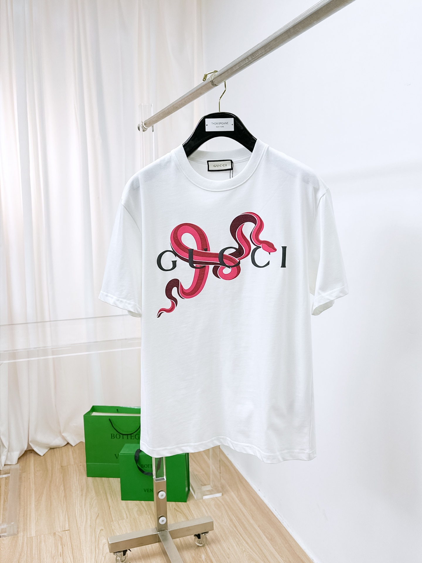 NO:441308,Ss Gucci pure cotton latest fabric (highest version) classic logo pattern logo fashionable simple trendy short sleeves, top quality counter original single short sleeves, top production craft imported fabrics, unique design of counter style, using imported high-end customized fabrics. The official website is on sale!  Excellent fabric pattern, size..Black and white M-3XL, gucci, T-shirt, alexander wang19860909ss古驰纯棉最新面料（最高版本）经典标识图案logo时尚简约潮流短袖,最顶级的品质专柜原单短袖,顶级制作工艺进口面料,专柜款独特设计,采用进口高端订制面料.官网在售！面料版型超赞 码数..黑白色 M-3XL,,gucci,T-shirt,alexander wang,Men's clothing