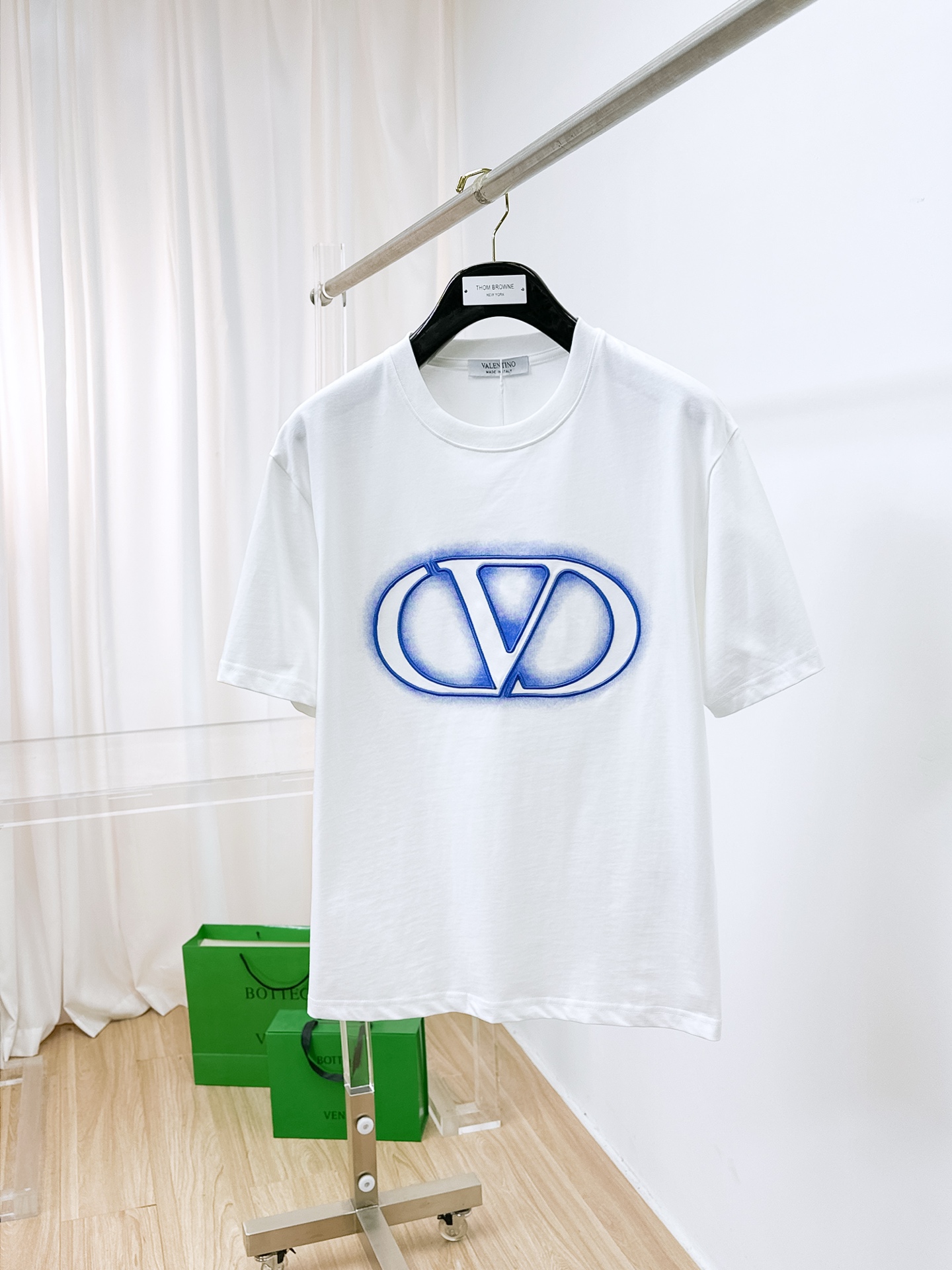 ss华伦天奴纯棉最新面料（最高版本）经典标识图案logo时尚简约潮流短袖，最顶级的品质专柜原单短袖，顶级
