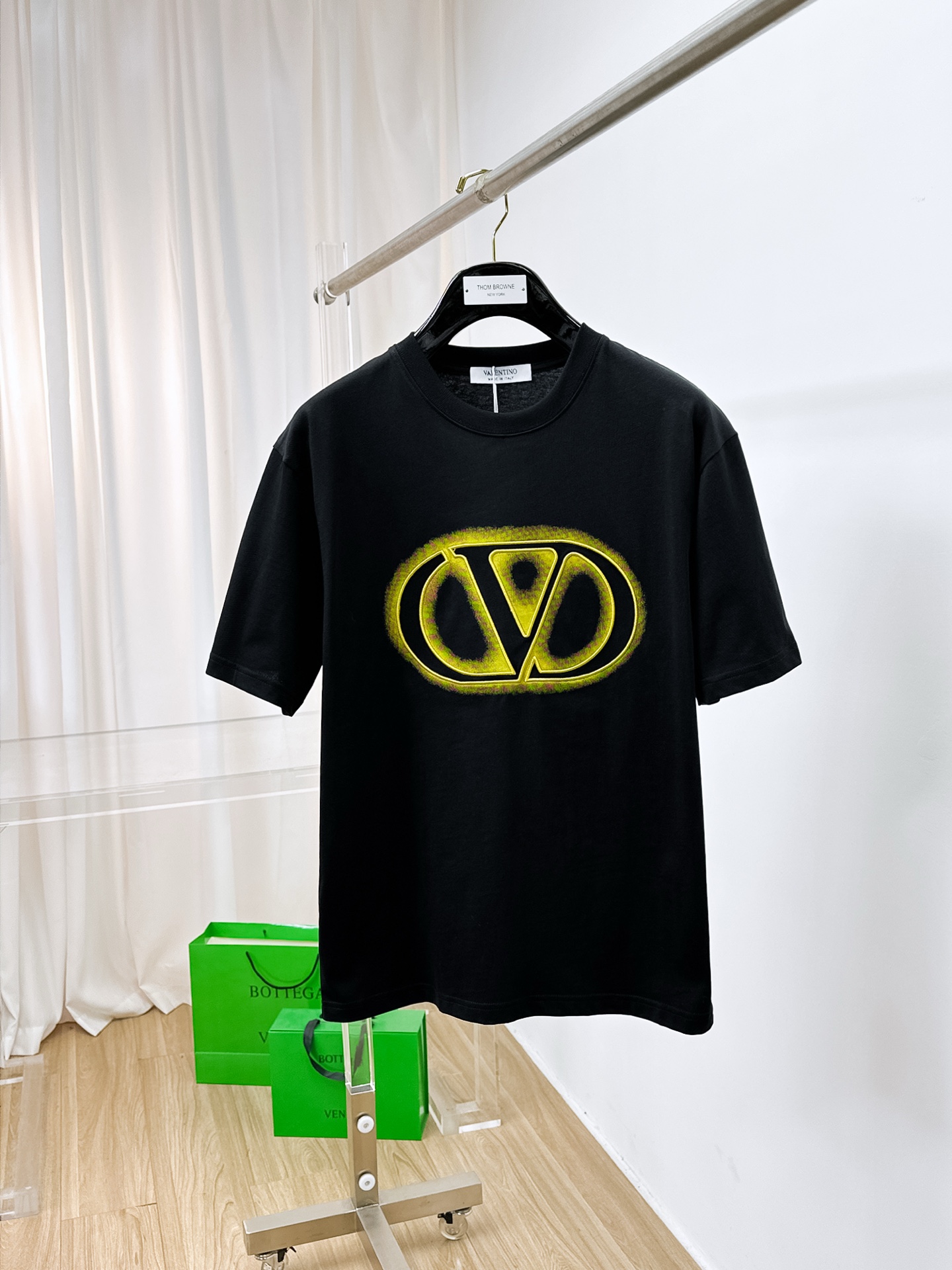 ss华伦天奴纯棉最新面料（最高版本）经典标识图案logo时尚简约潮流短袖，最顶级的品质专柜原单短袖，顶级
