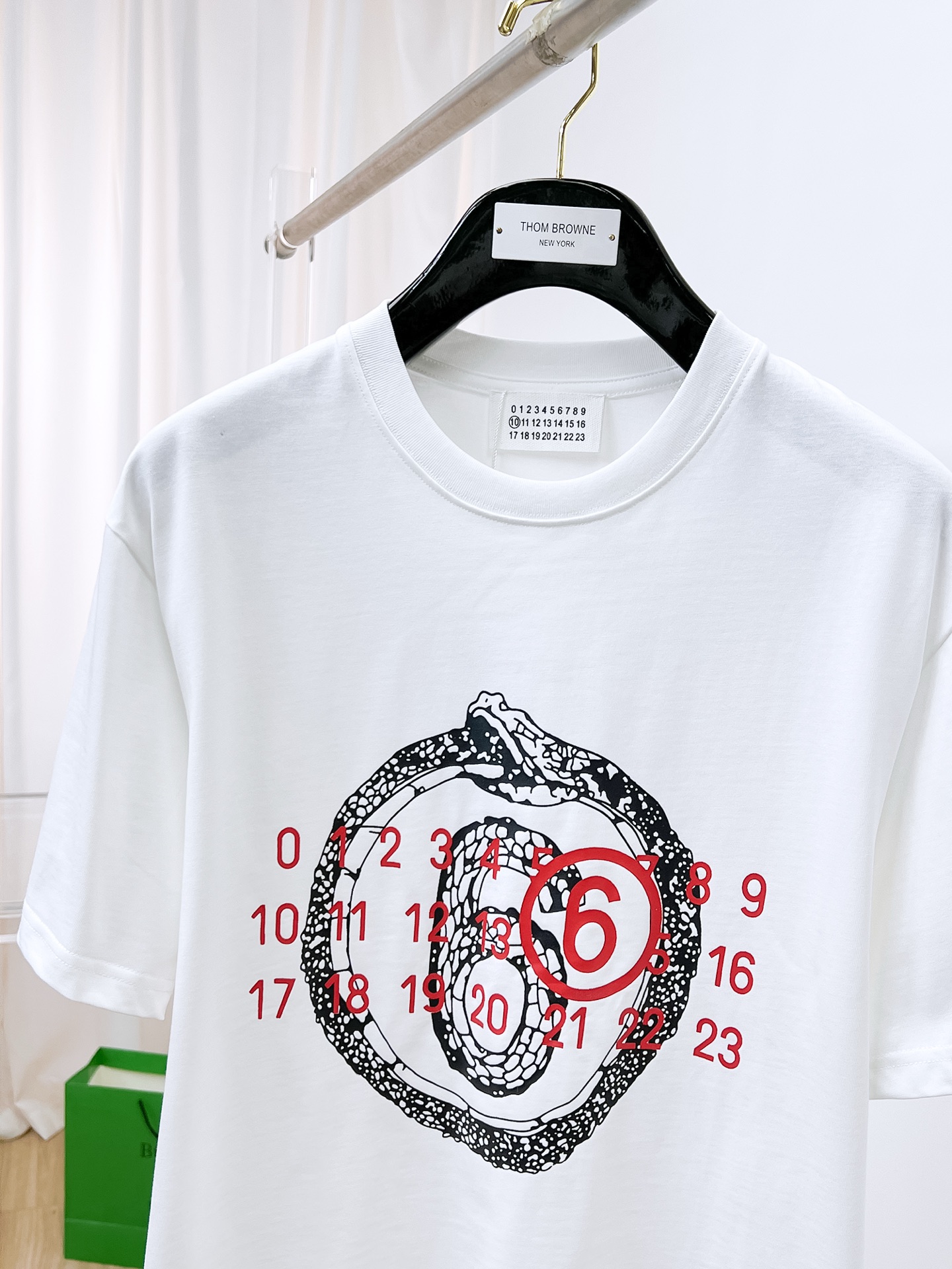 ss马吉拉纯棉最新面料（最高版本）经典标识图案logo时尚简约潮流短袖，最顶级的品质专柜原单短袖，顶级制