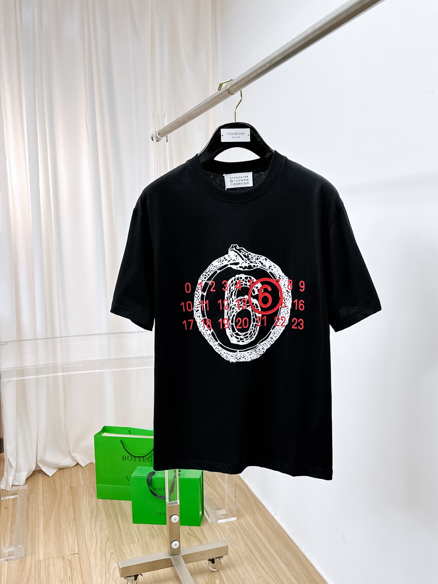 NO:441273,Ss Majila pure cotton latest fabric (highest version) classic logo pattern logo fashionable simple trendy short sleeves, top quality counter original single short sleeves, top production craft imported fabrics, unique design of counter style, using imported high-end customized fabrics. The official website is on sale!  Excellent fabric pattern, size..Black and white M-3XL,,masion margiela,T-shirt,alexander wang19860909ss马吉拉纯棉最新面料（最高版本）经典标识图案logo时尚简约潮流短袖,最顶级的品质专柜原单短袖,顶级制作工艺进口面料,专柜款独特设计,采用进口高端订制面料.官网在售！面料版型超赞 码数..黑白色 M-3XL,,masion margiela,T-shirt,alexander wang,Men's clothing